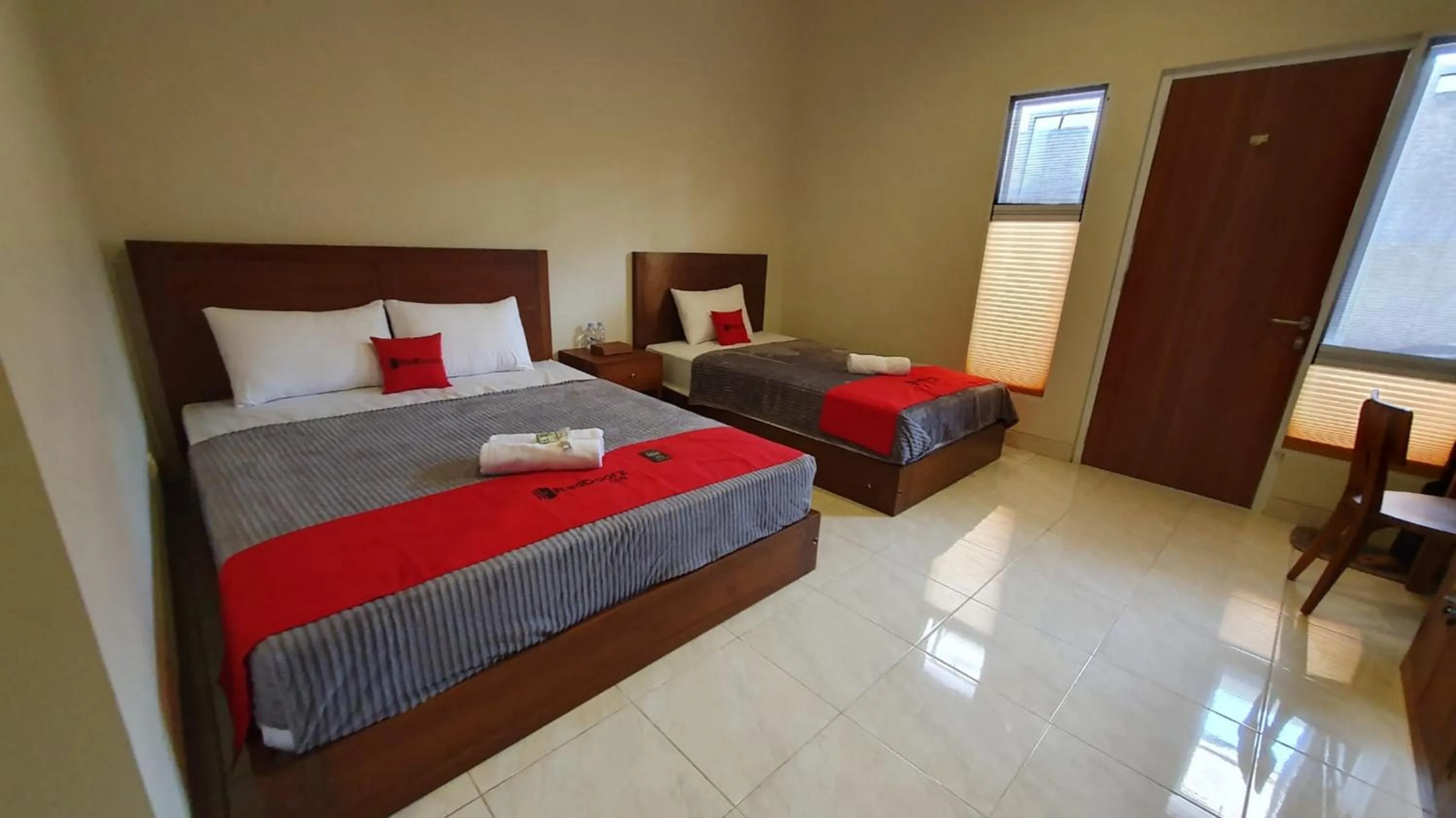 Bedroom, Bed in RedDoorz Syariah near Transmart Pabelan Solo