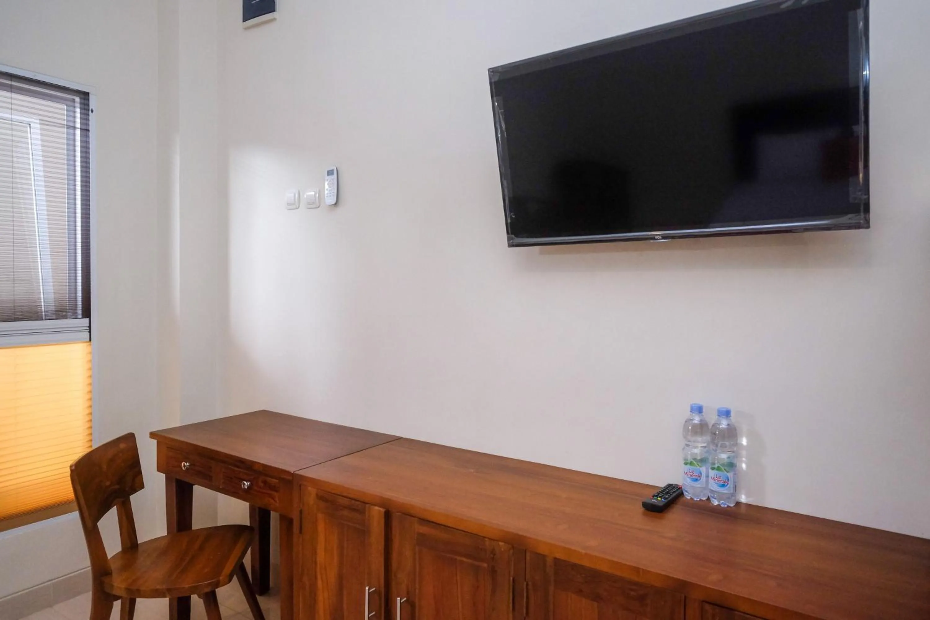 TV and multimedia in RedDoorz Syariah near Transmart Pabelan Solo