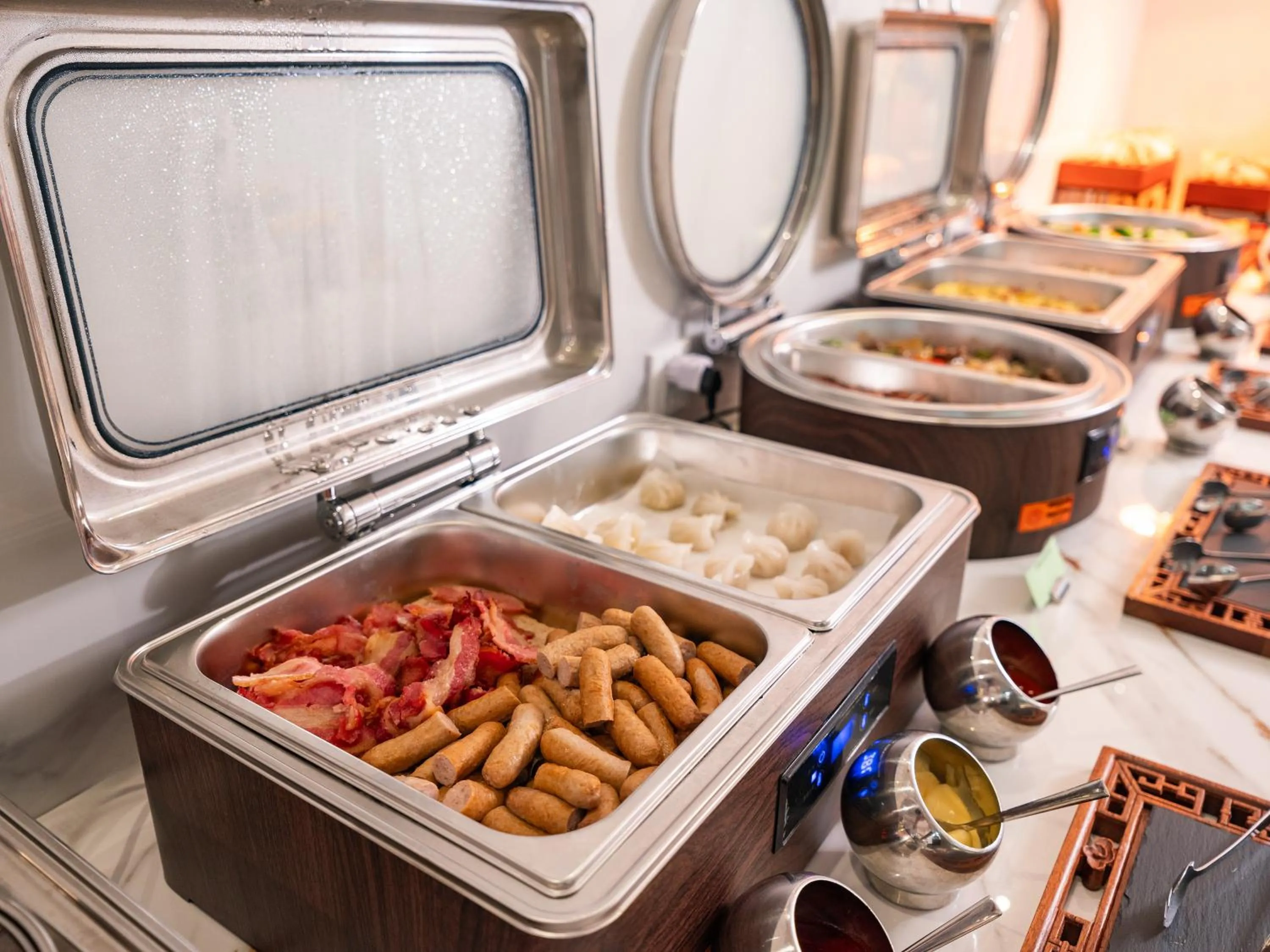 Restaurant/places to eat in L'Signature Hotel & Spa