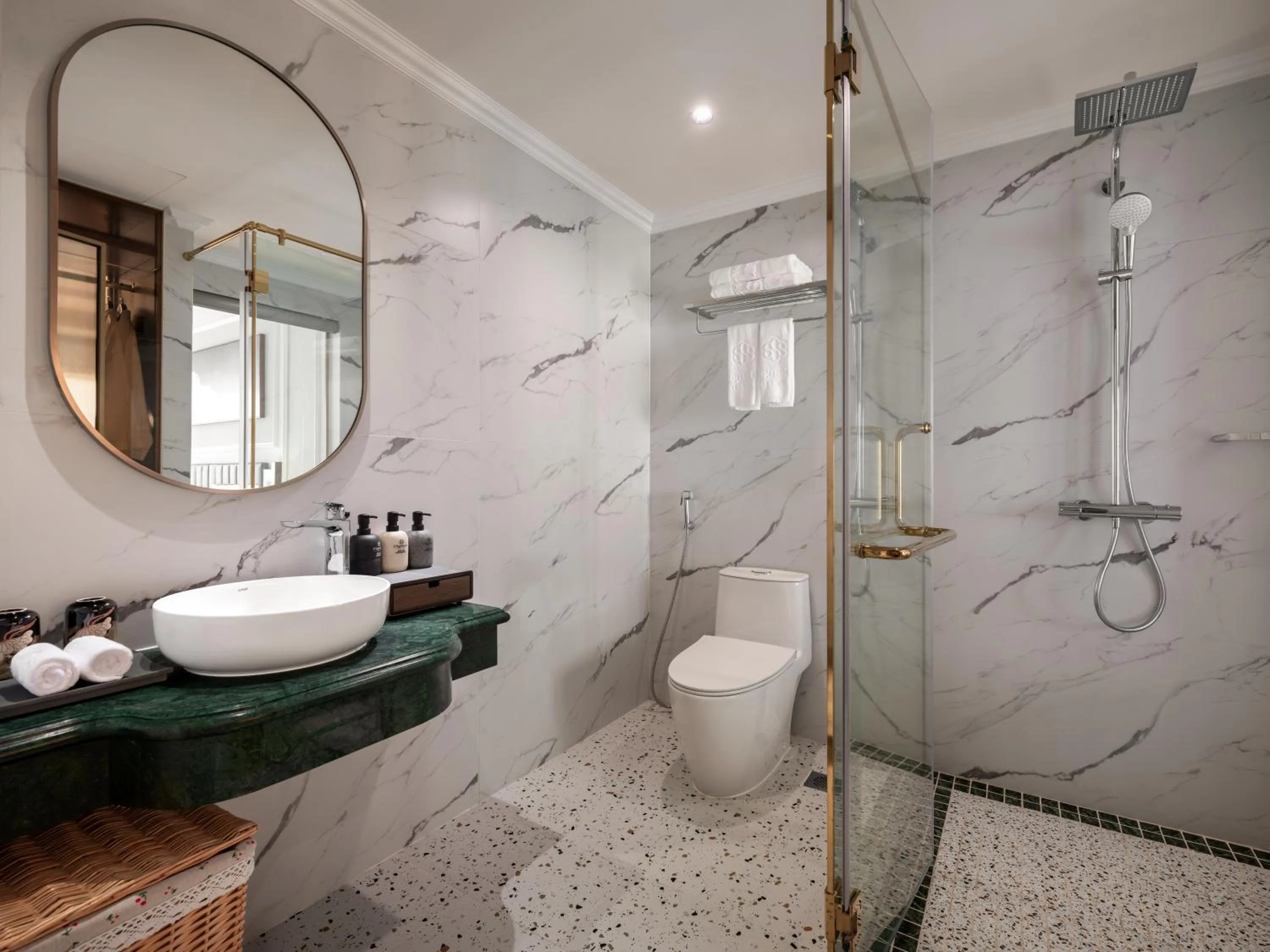 Shower in L'Signature Hotel & Spa