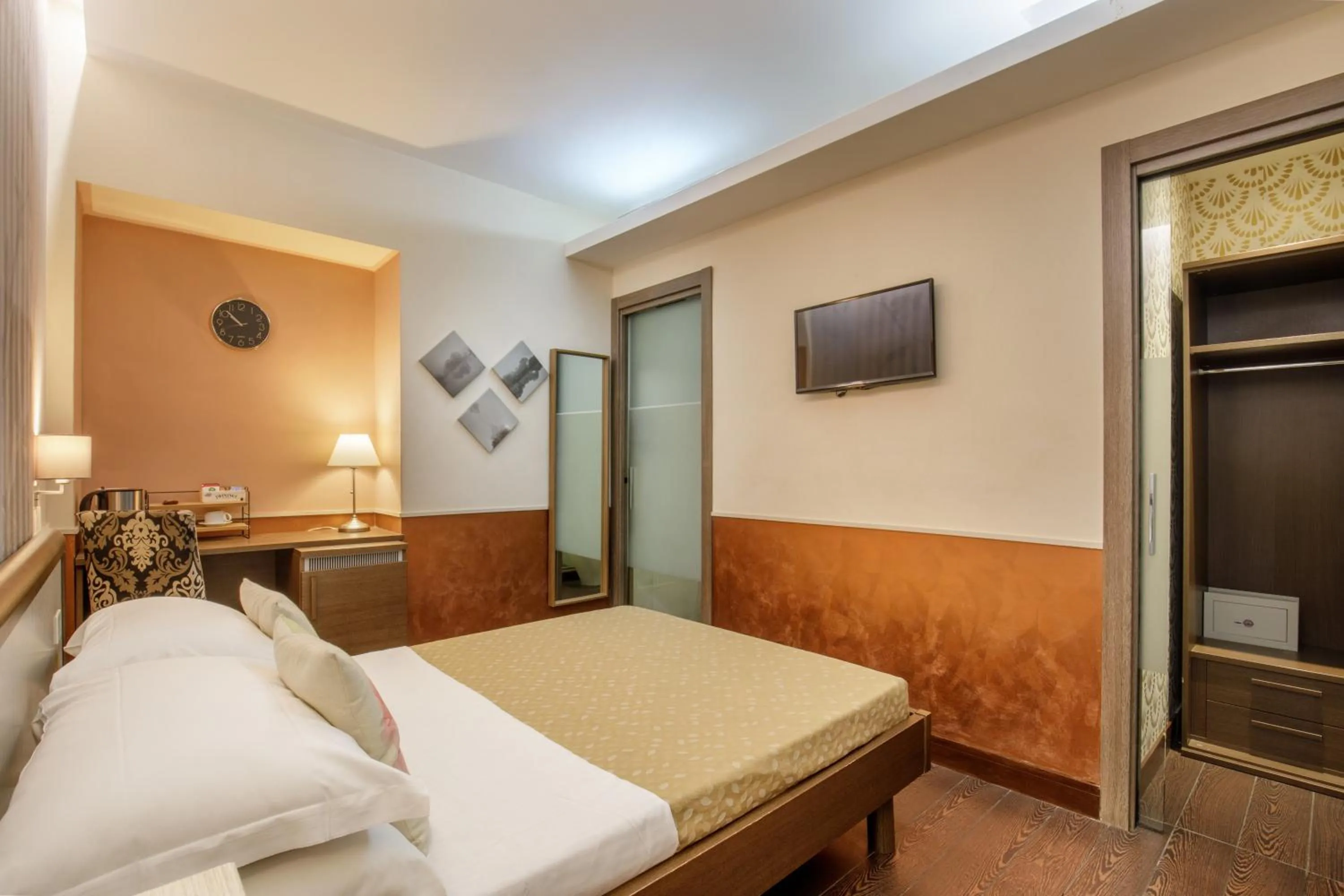 Photo of the whole room, Bed in Corso Grand Suite