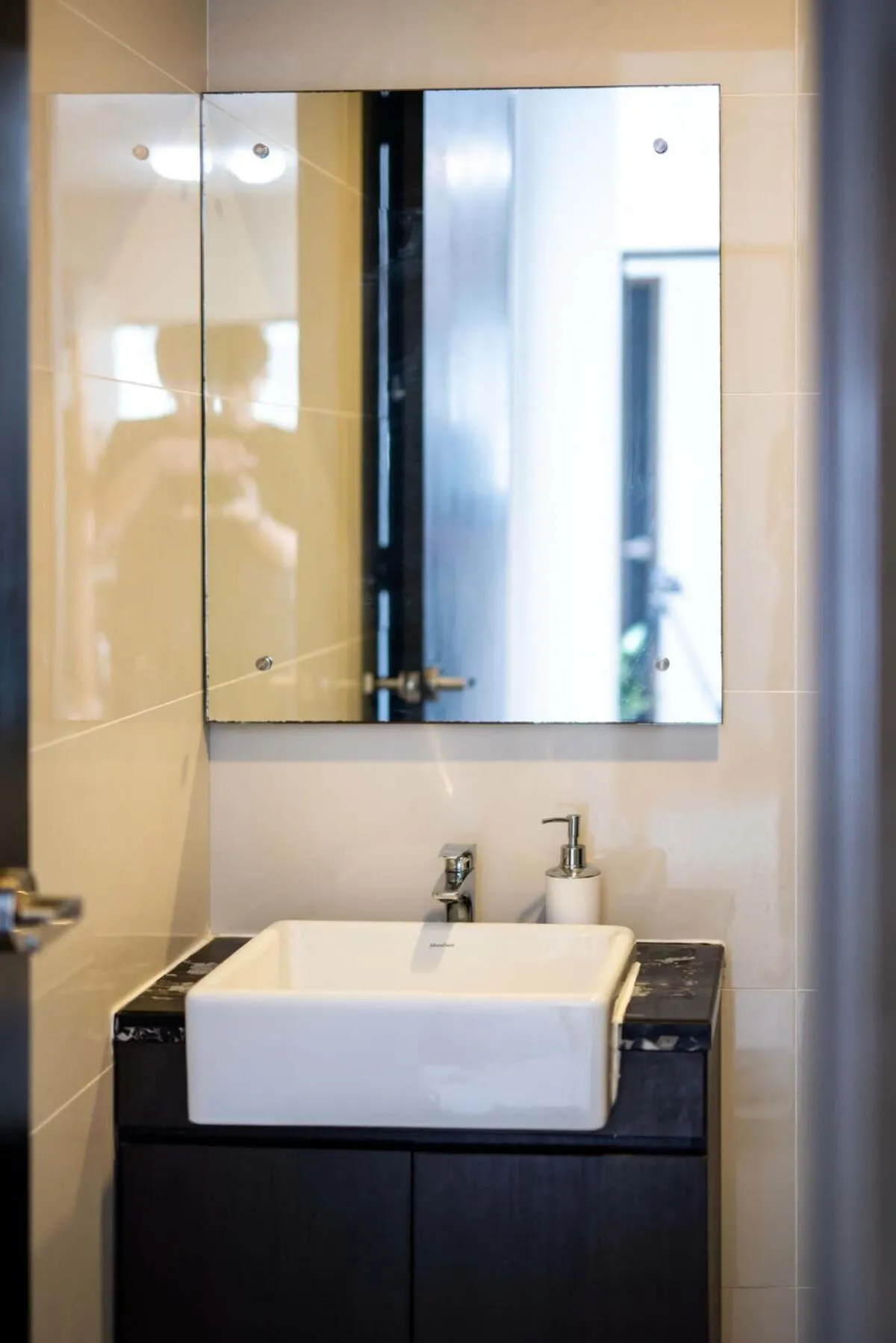 A Stylish 2BR Suite Water Views Free Parking