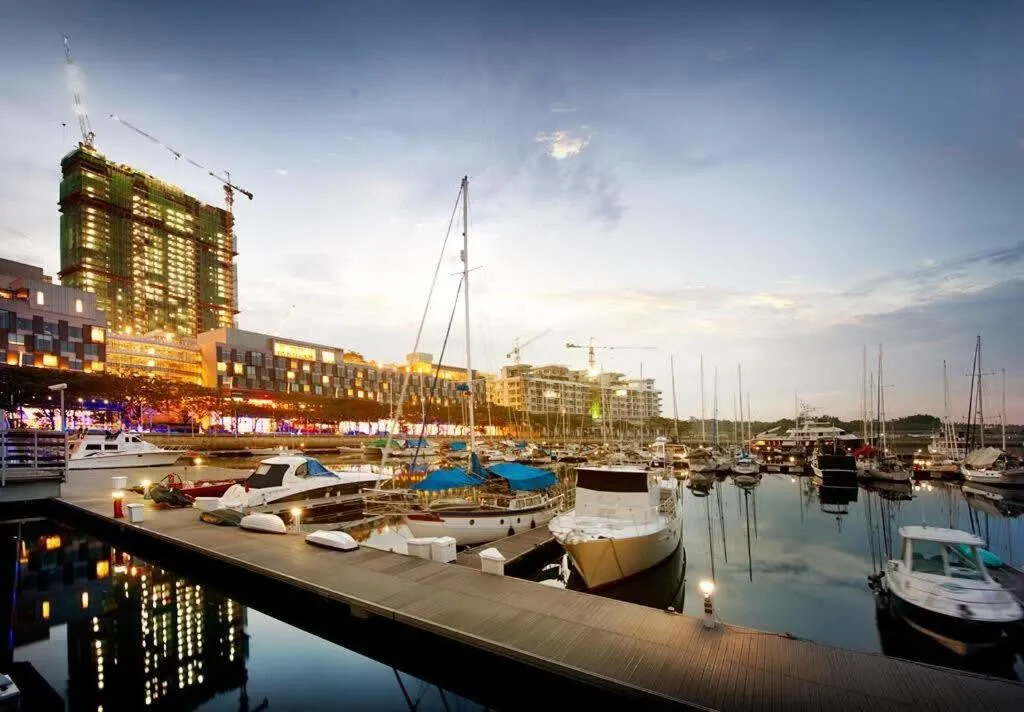 A Stylish 2BR Suite Water Views Free Parking