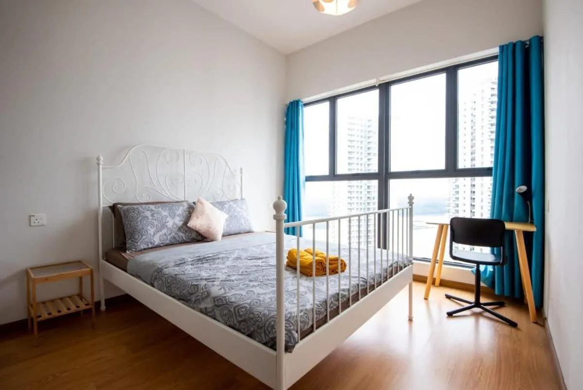Bed in A Stylish 2BR Suite Water Views Free Parking
