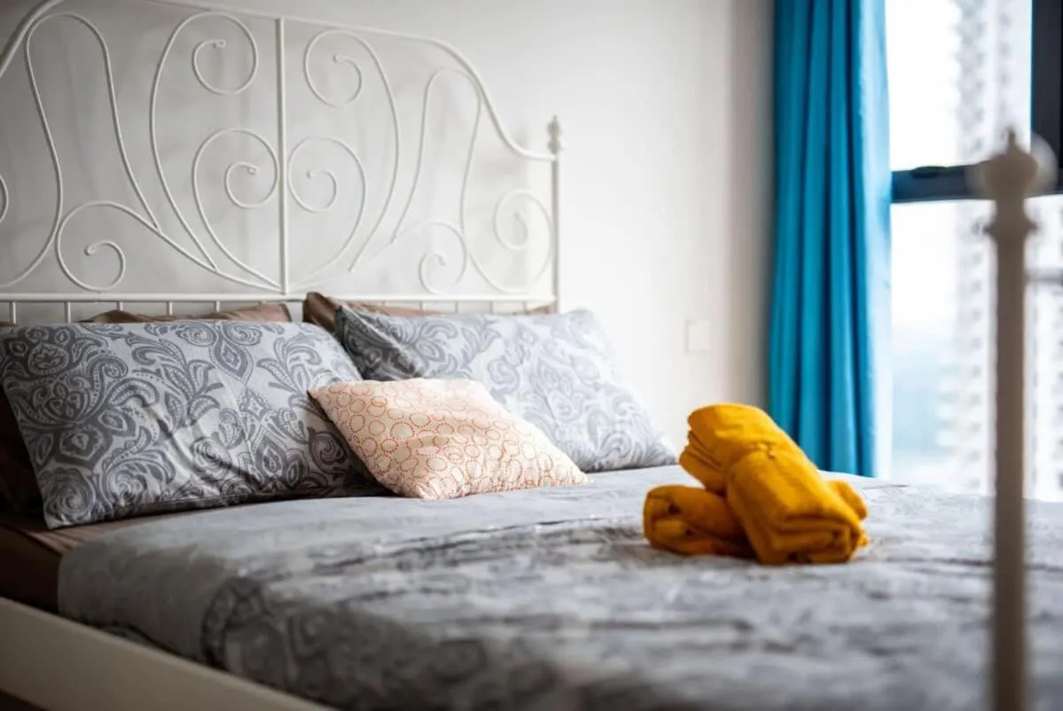 Bed in A Stylish 2BR Suite Water Views Free Parking