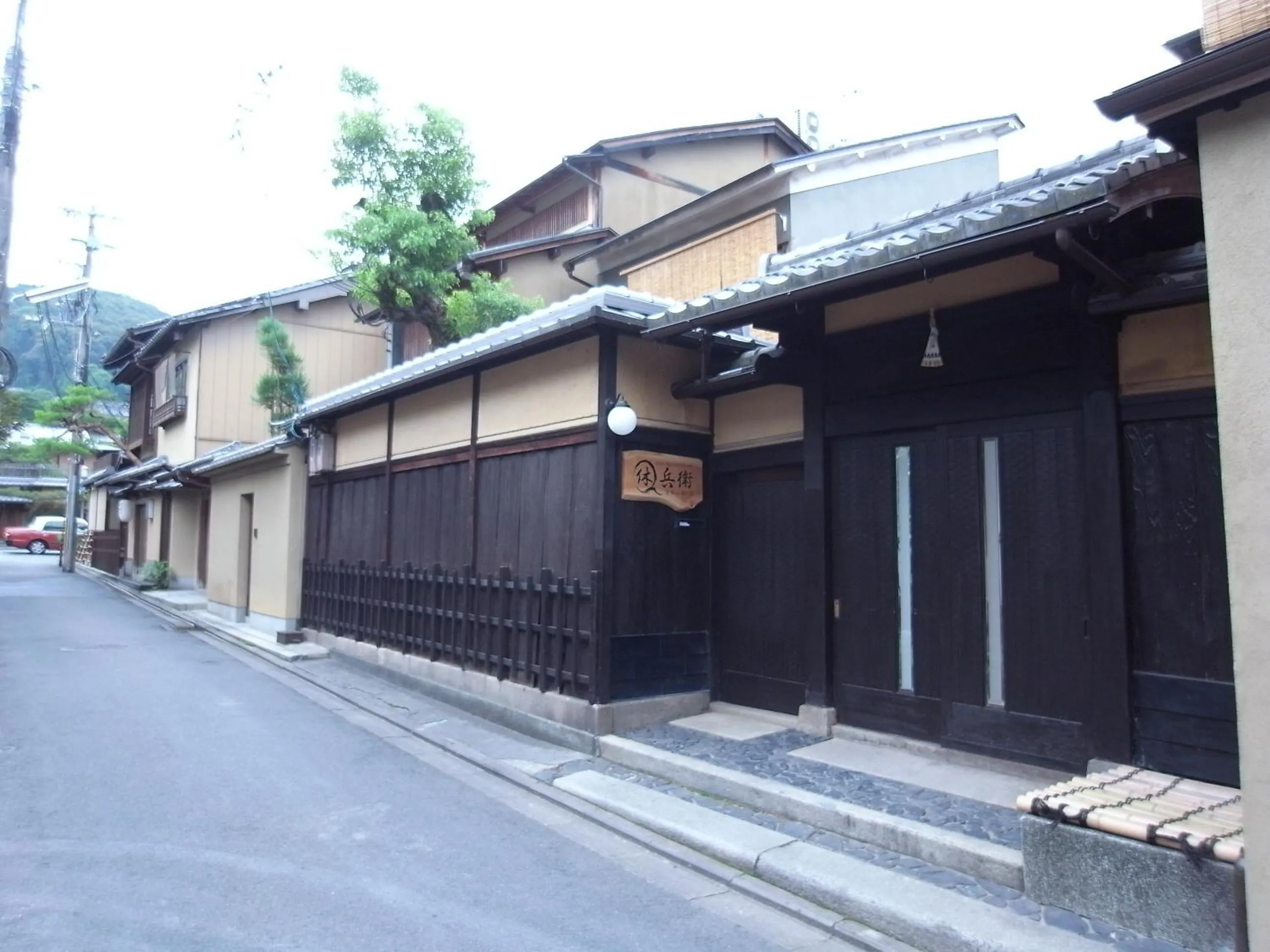 Facade/entrance in Gion Ryokan Q-beh
