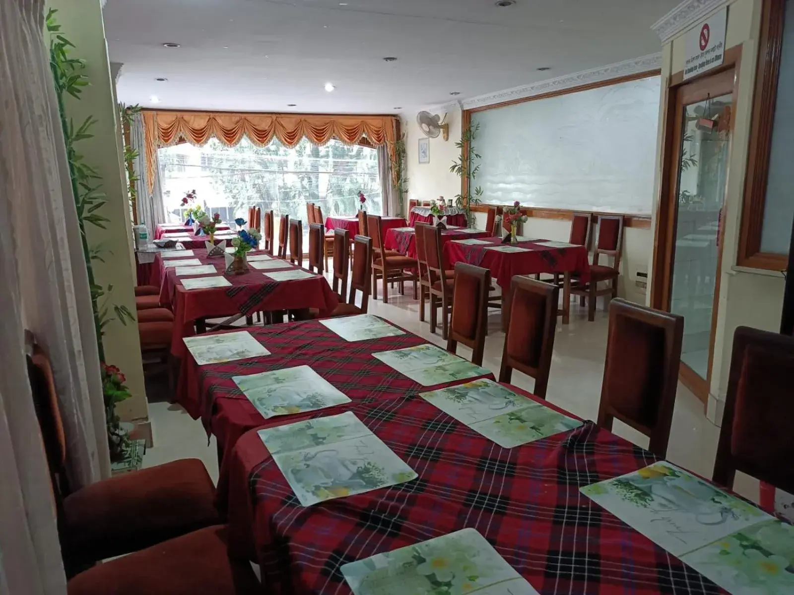 Restaurant/places to eat in Hotel Orchid Restaurant/places to eat in Hotel Orchid