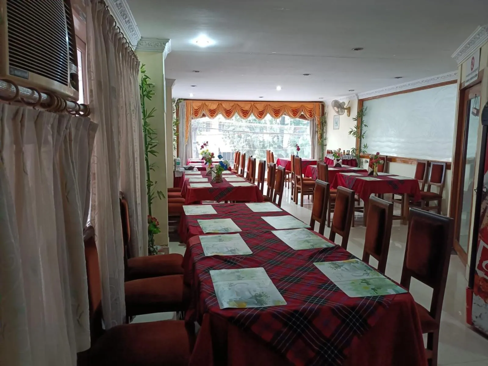 Restaurant/places to eat in Hotel Orchid