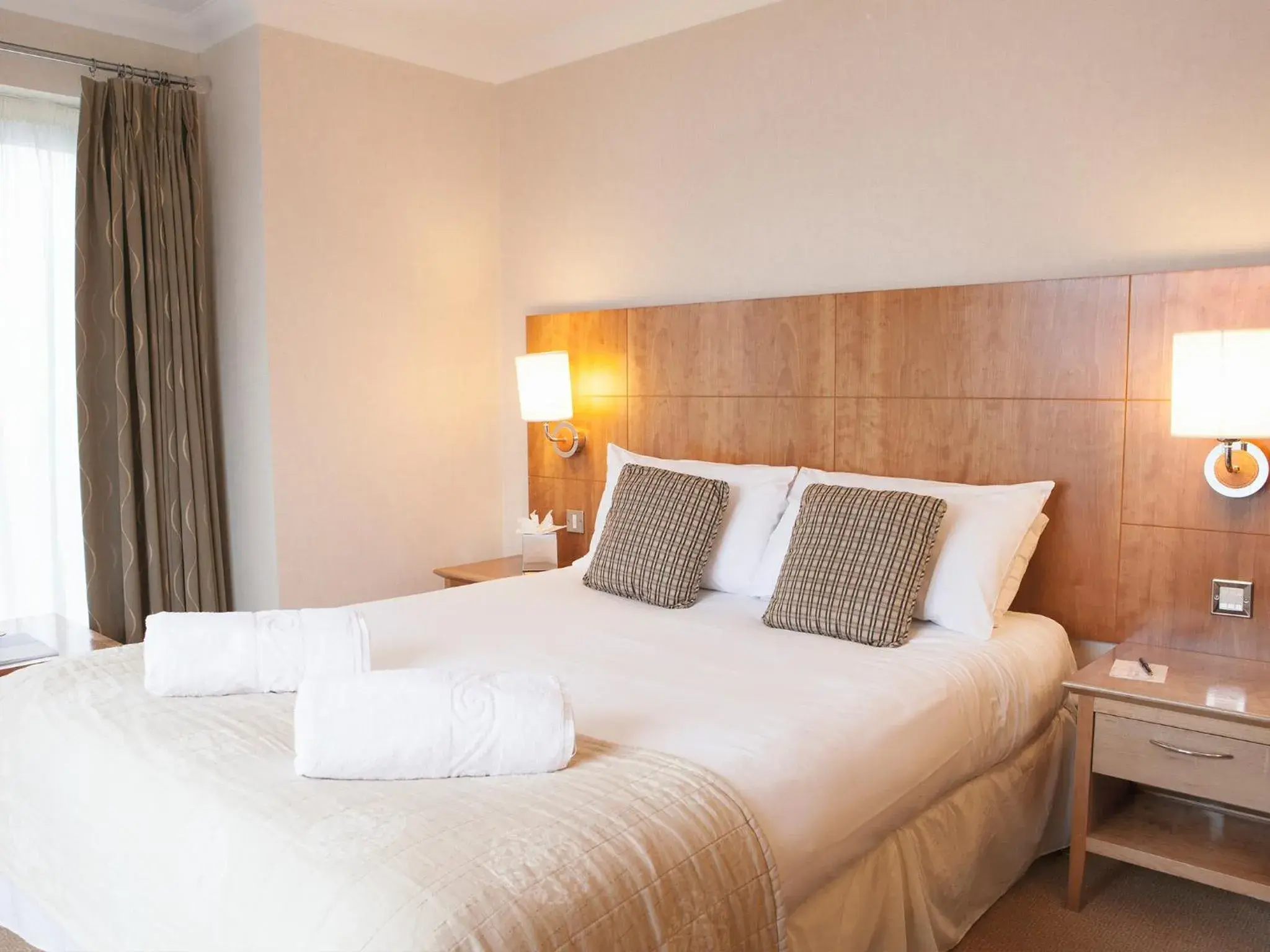 Bedroom, Bed in Harbour Heights Hotel Bedroom, Bed in Harbour Heights Hotel