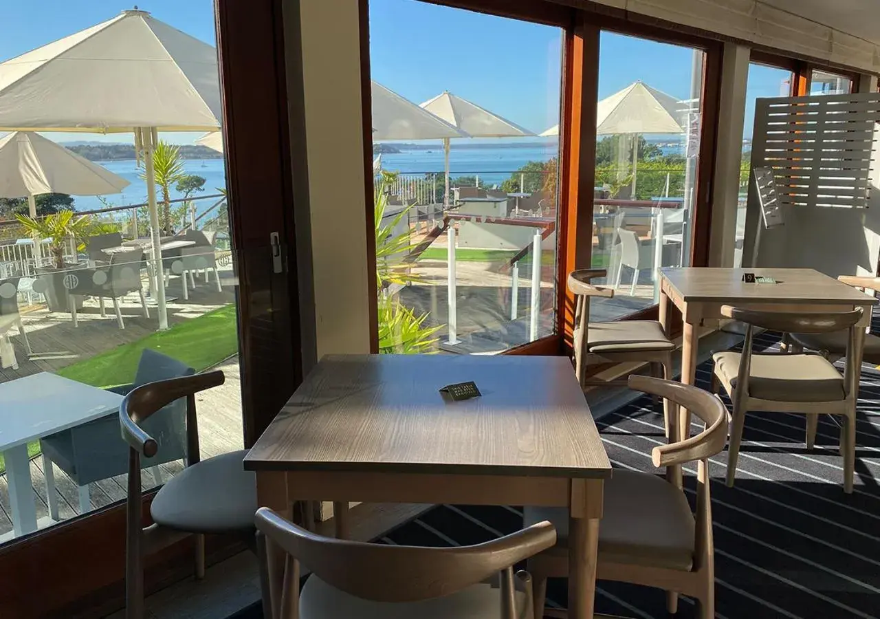 Lounge or bar in Harbour Heights Hotel Lounge or bar in Harbour Heights Hotel