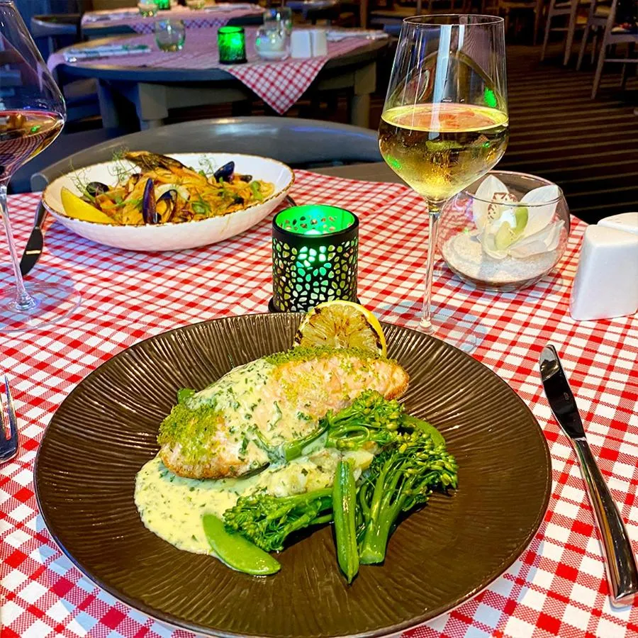 Restaurant/places to eat in Harbour Heights Hotel