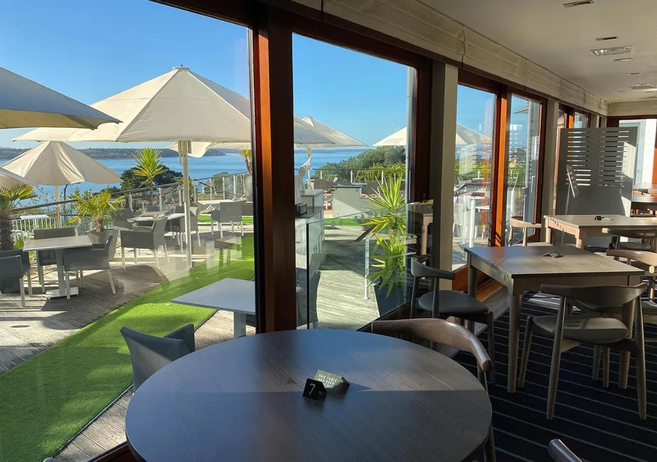 Restaurant/places to eat in Harbour Heights Hotel