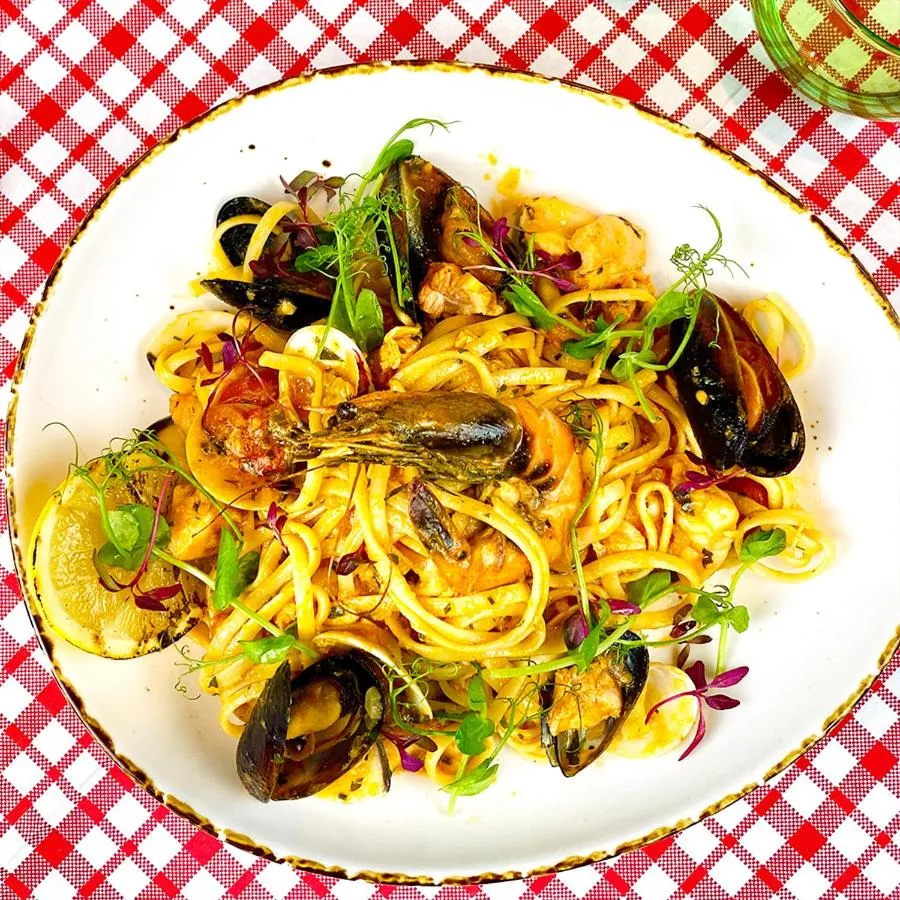 Restaurant/places to eat in Harbour Heights Hotel