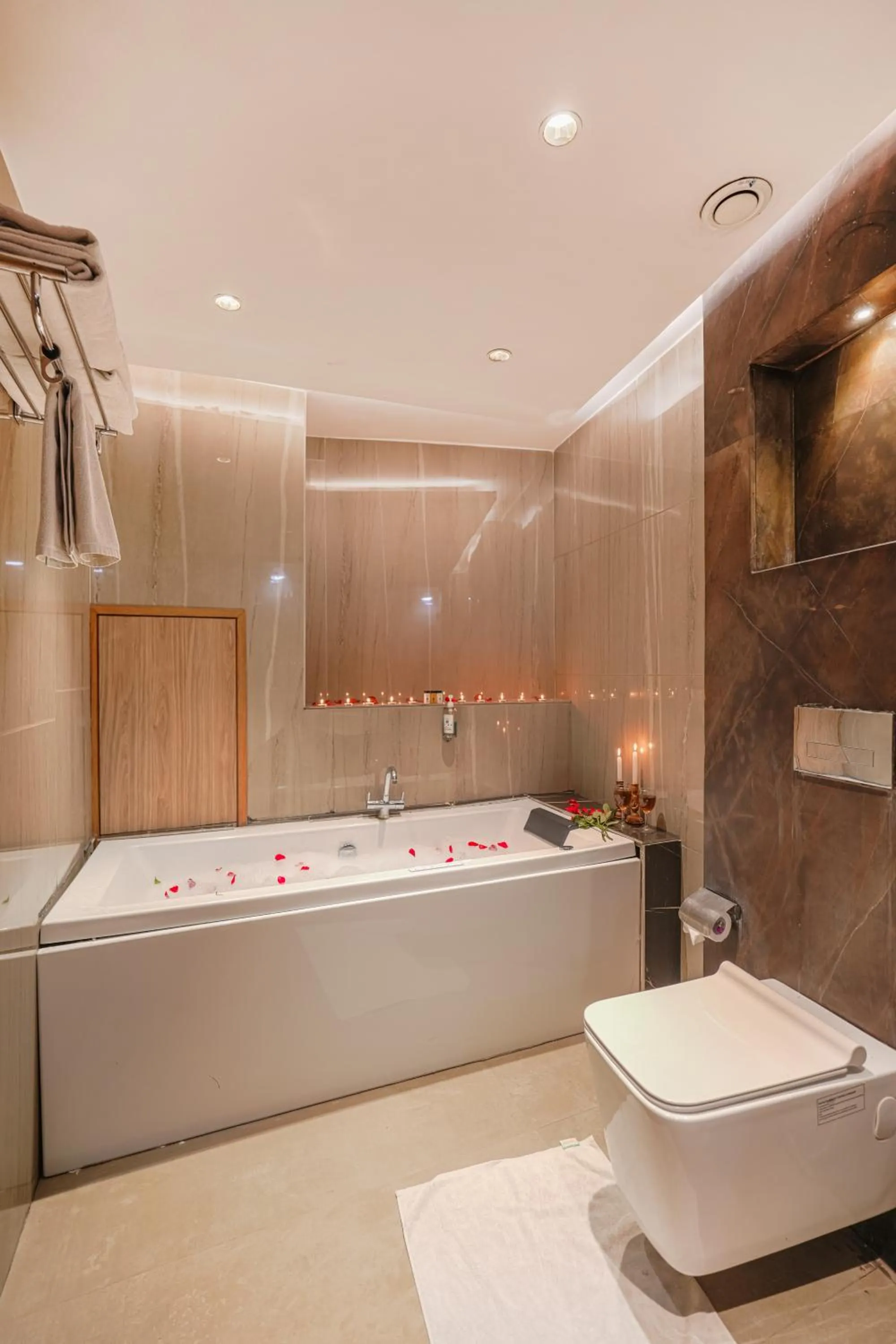 Bath in Quality Inn Elite Levelup Boutique