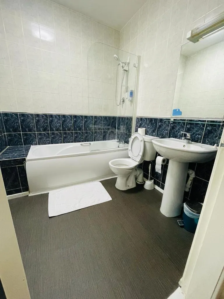 Bathroom in Star Hotel, South Leicester