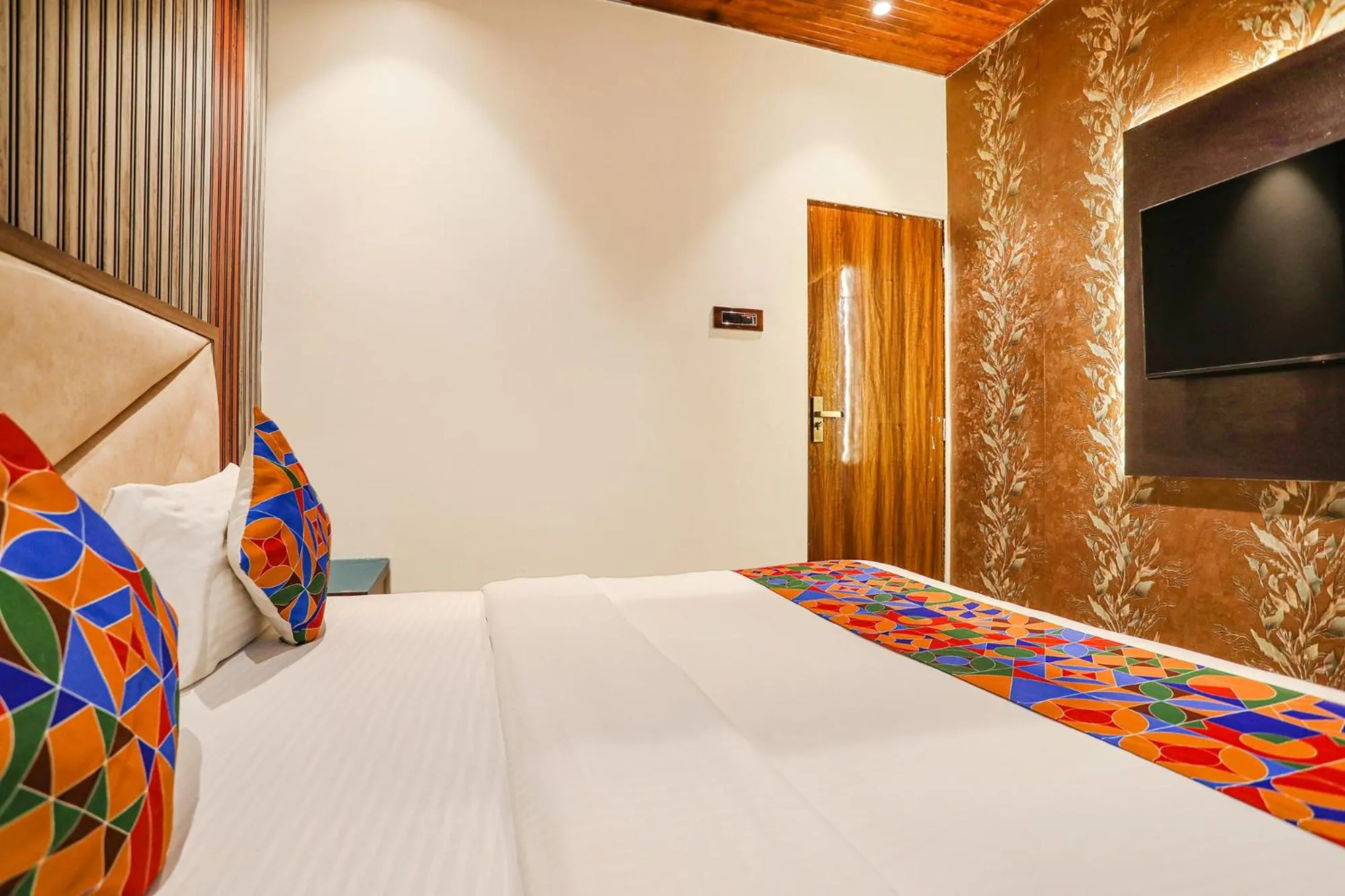 Bed in HOTEL VERSOVA INN