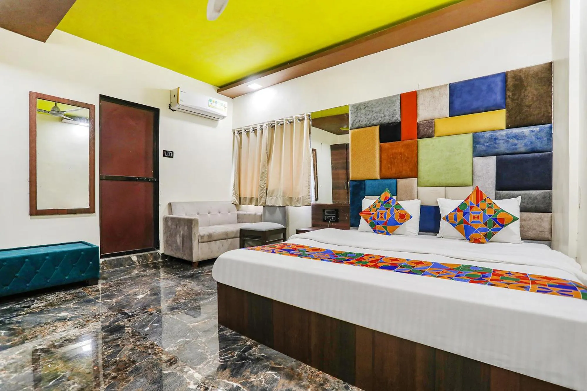 Bed in HOTEL VERSOVA INN