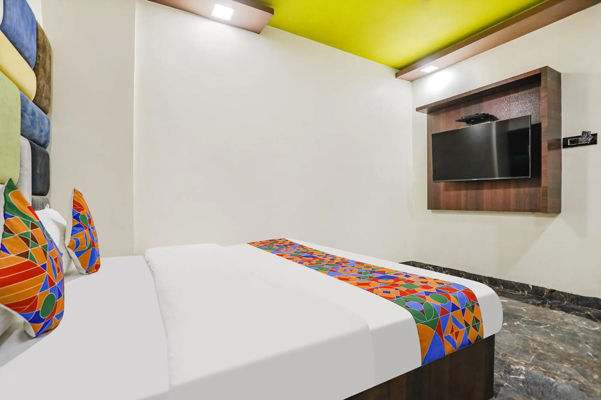 Bed in HOTEL VERSOVA INN