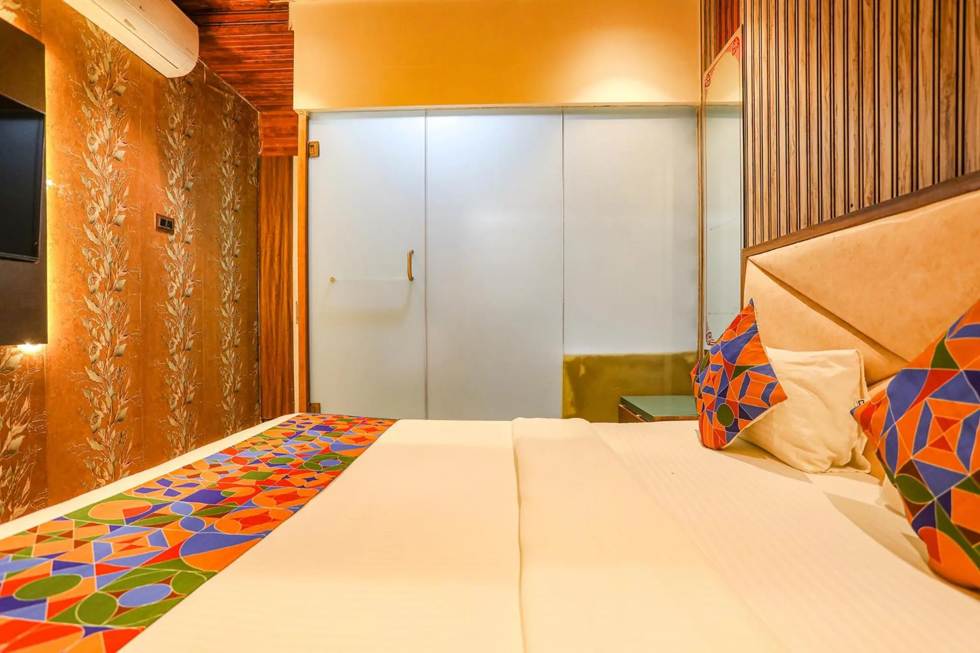 Bed in HOTEL VERSOVA INN