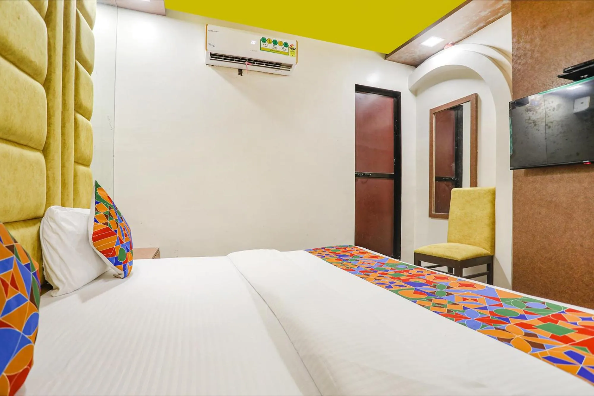 Bed in HOTEL VERSOVA INN