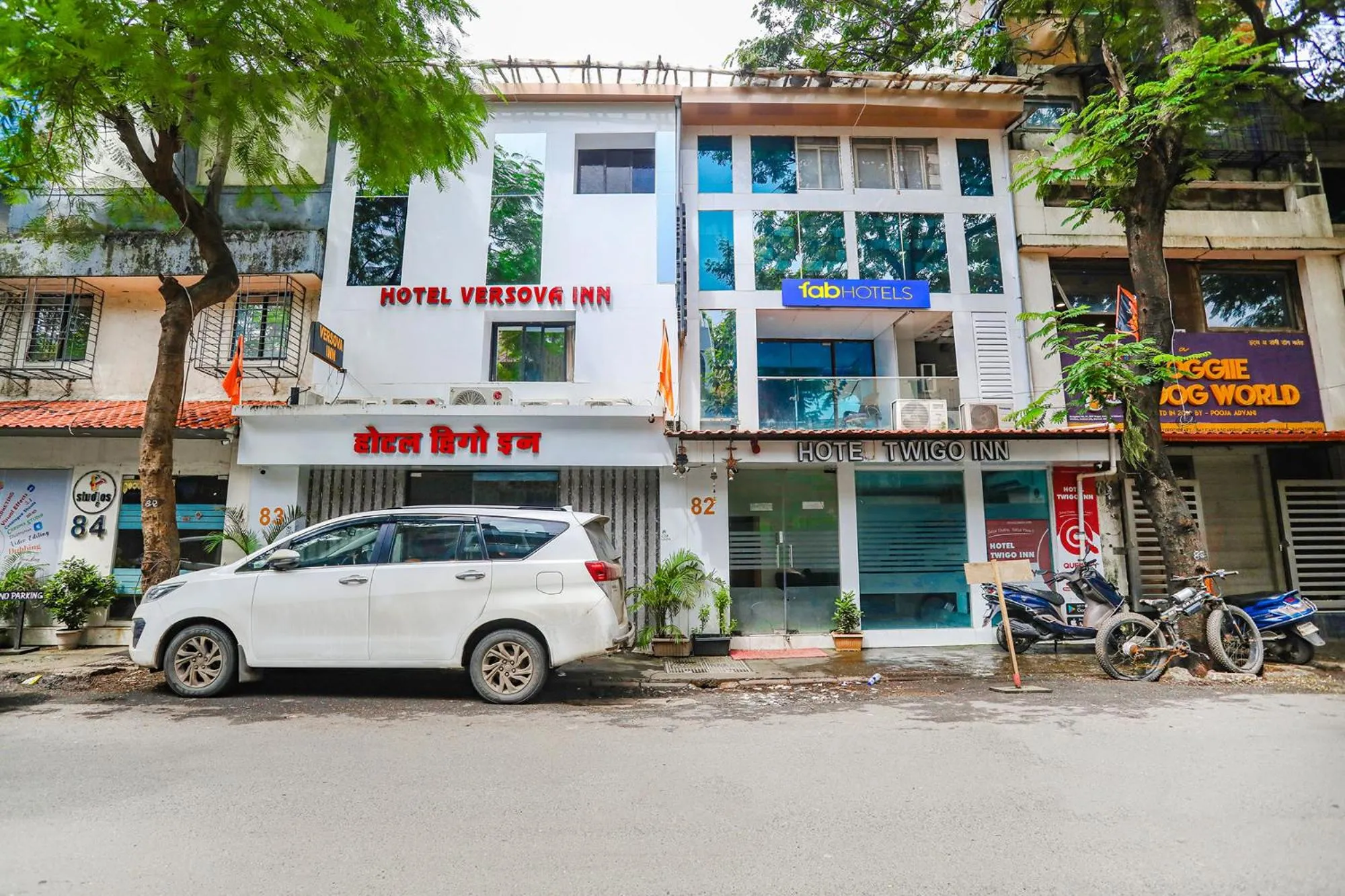 Property building in HOTEL VERSOVA INN
