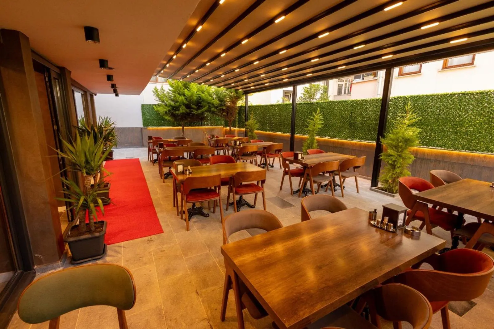 Restaurant/places to eat in COMFORT HOUSE HOTEL