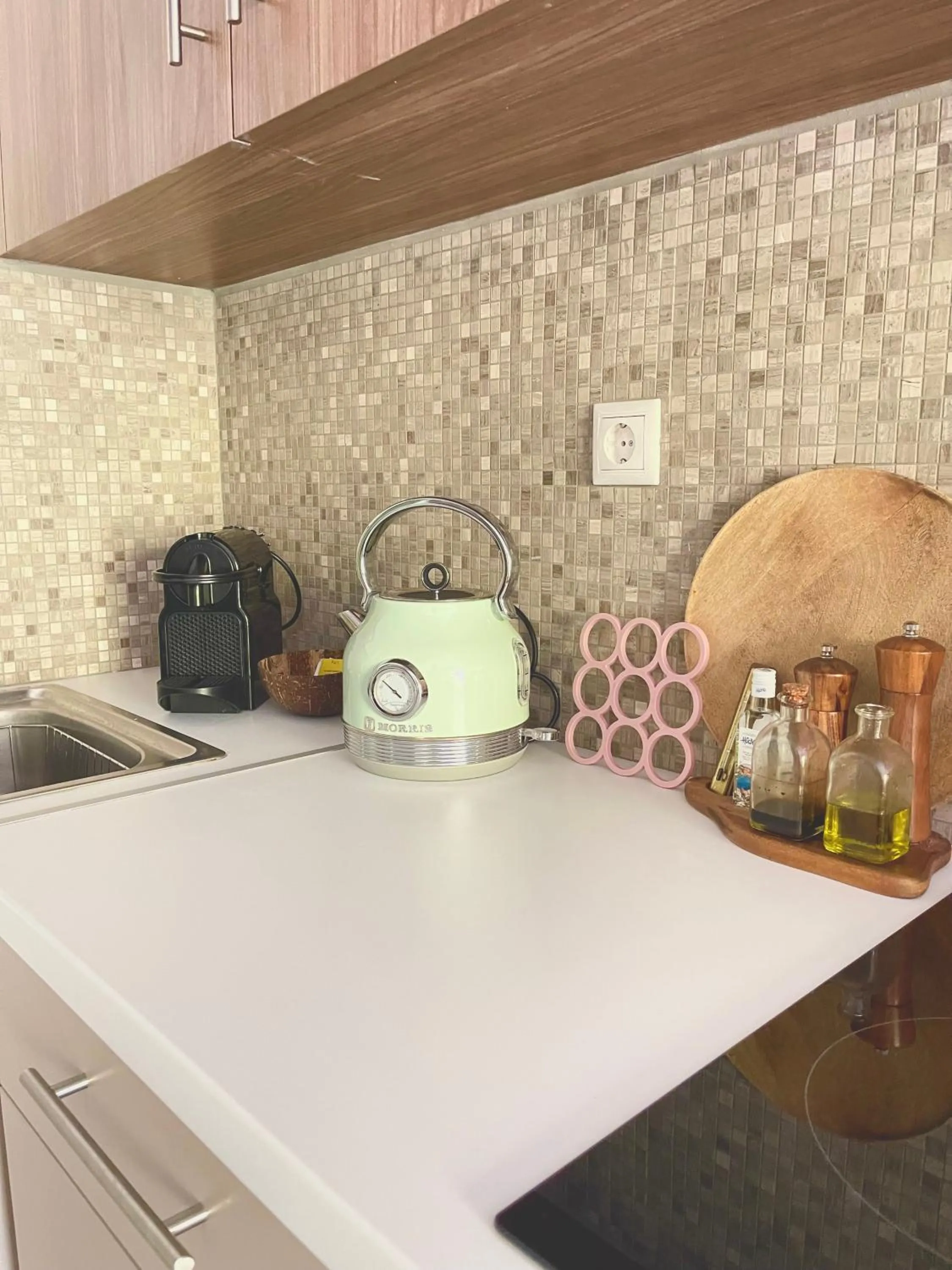 Kitchen or kitchenette in Athens Modern Living by YHA
