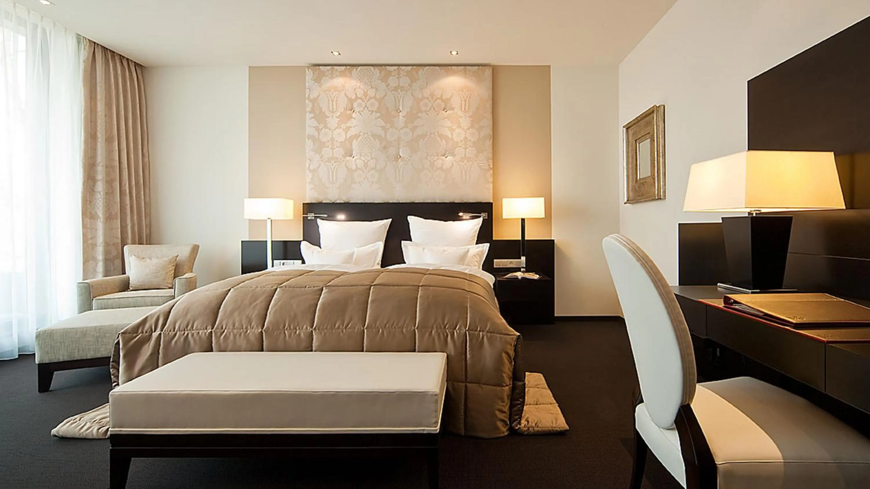 Bed in Relais & Châteaux Hotel Burg Schwarzenstein