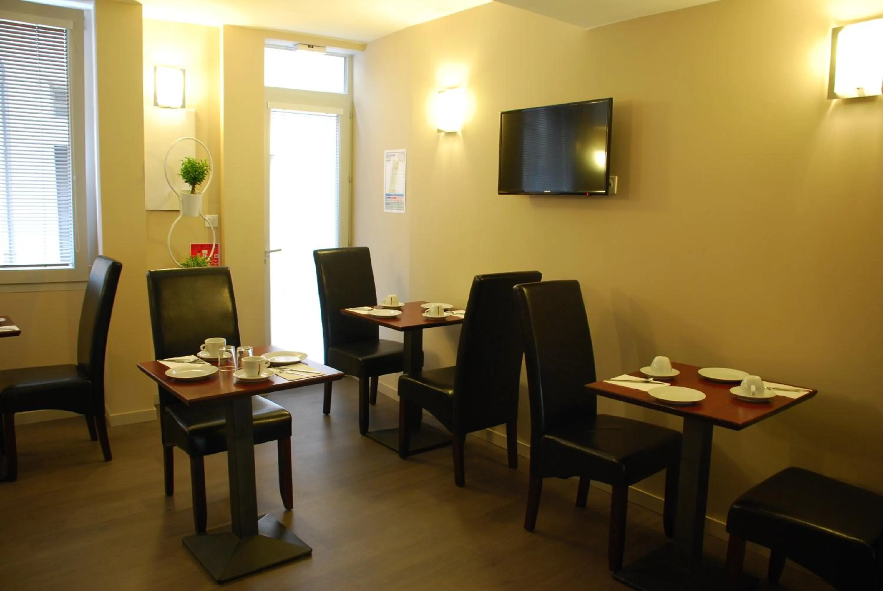 Restaurant/places to eat in Ruthenium Hotel