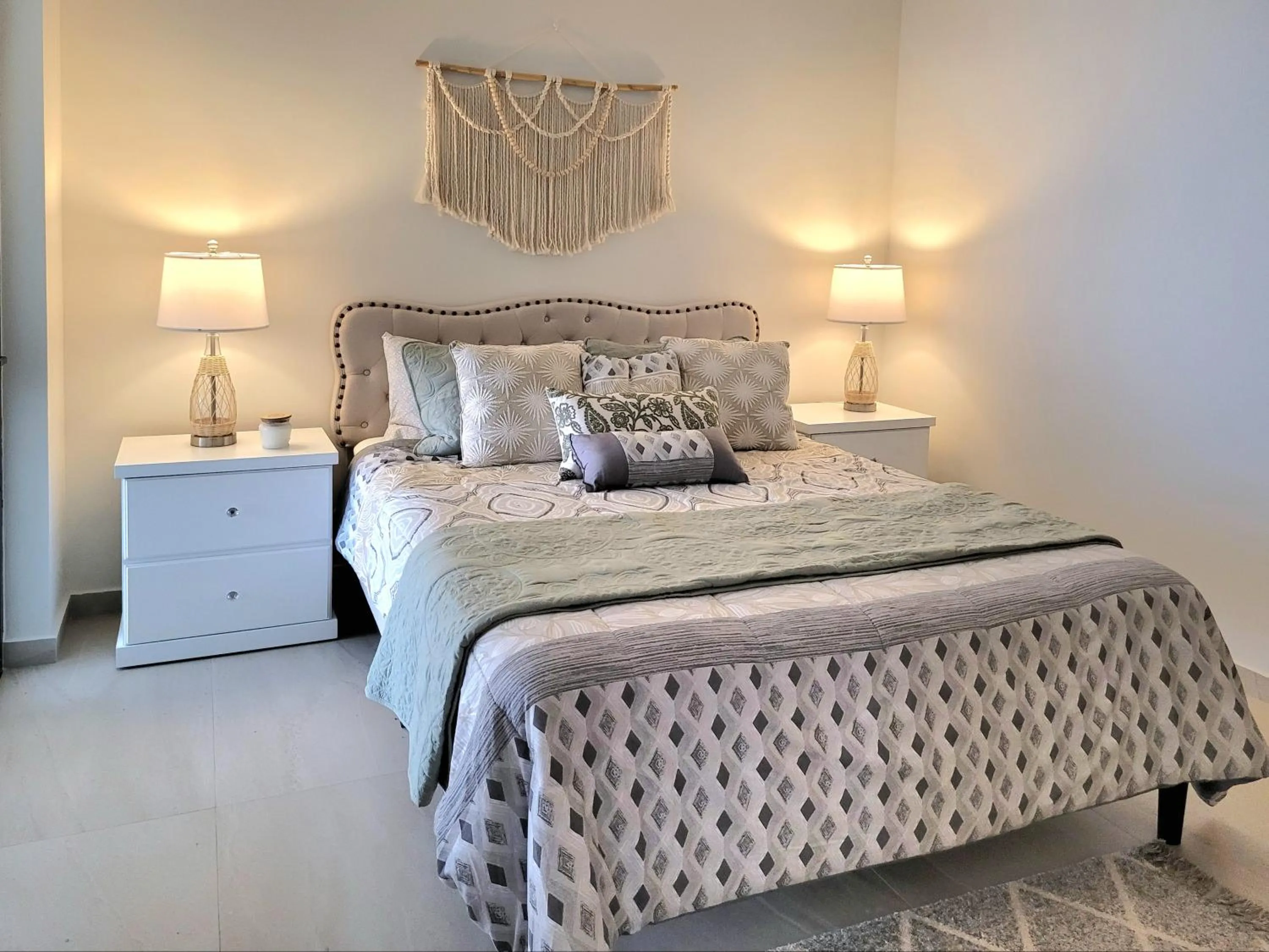 Bed in Seafront Condo Pool and Jacuzzi