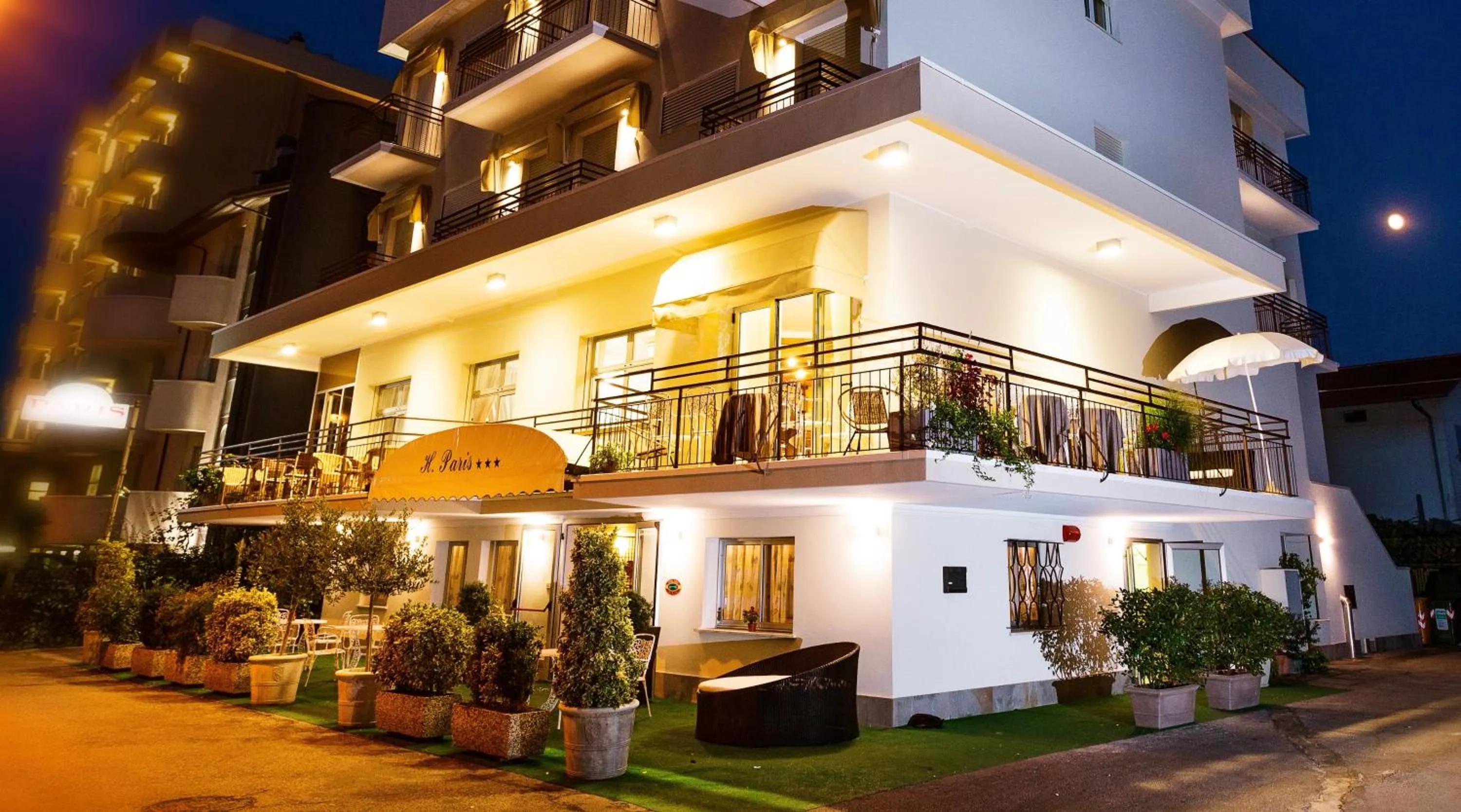 Property building in Hotel Paris