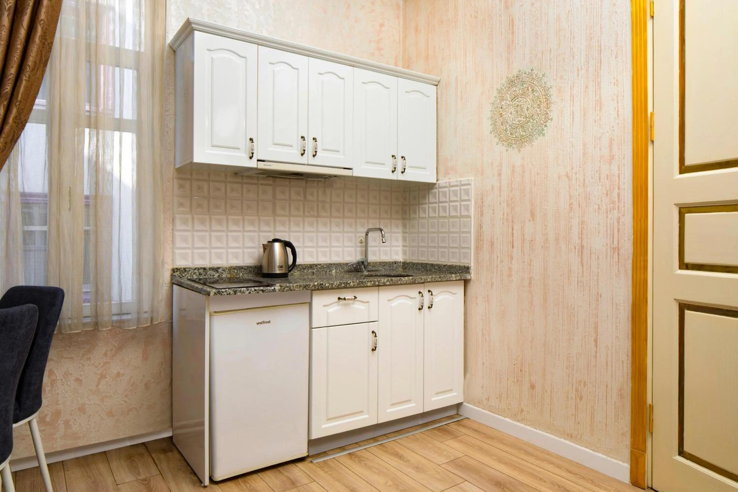 kitchen in Alhambra Apart Hotel