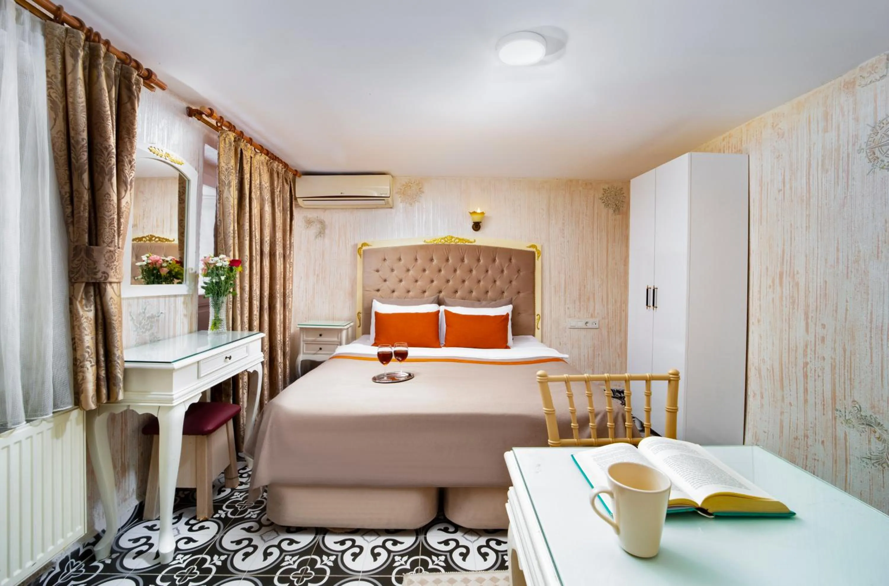 Bed in Alhambra Apart Hotel