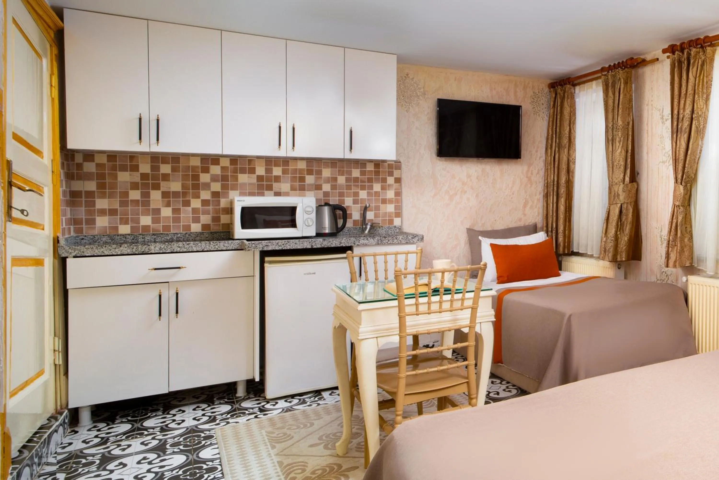 TV and multimedia in Alhambra Apart Hotel