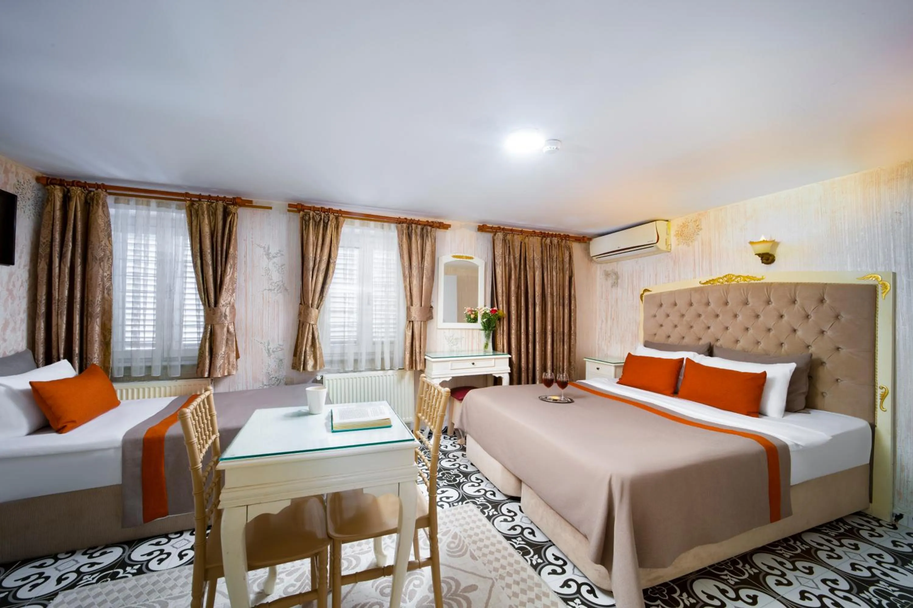 Photo of the whole room, Bed in Alhambra Apart Hotel