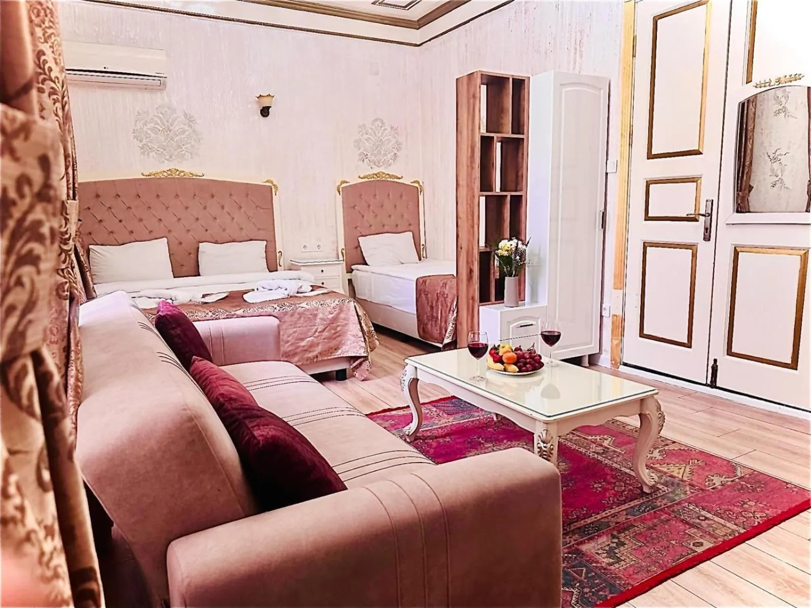Deluxe One-Bedroom Suite (4 Adults) With Kitchen in Alhambra Apart Hotel