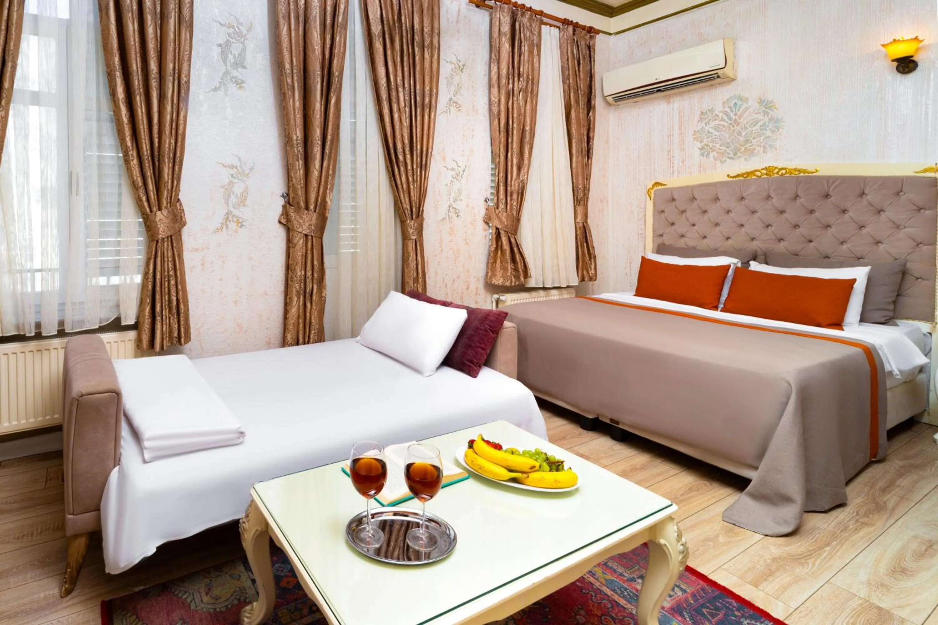 Bed in Alhambra Apart Hotel