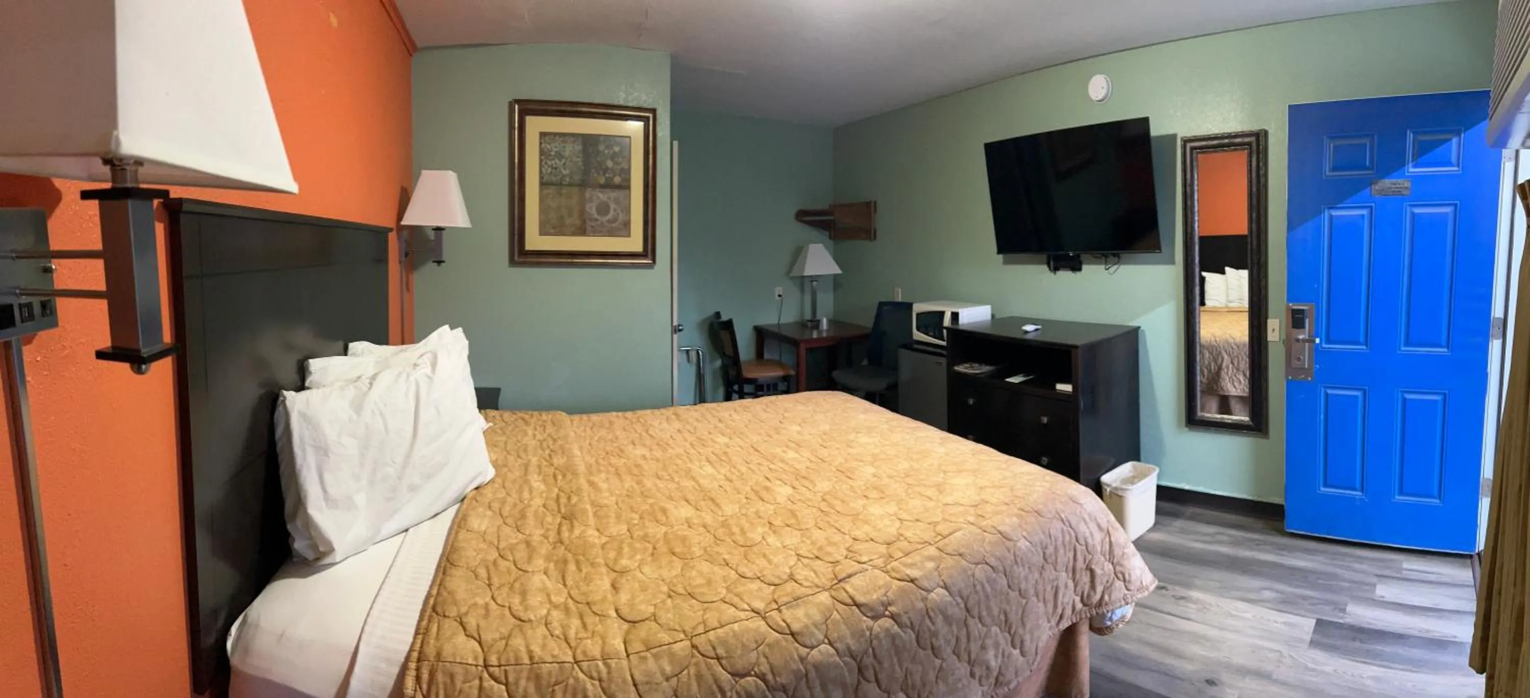 Bed in Town & Country Motel