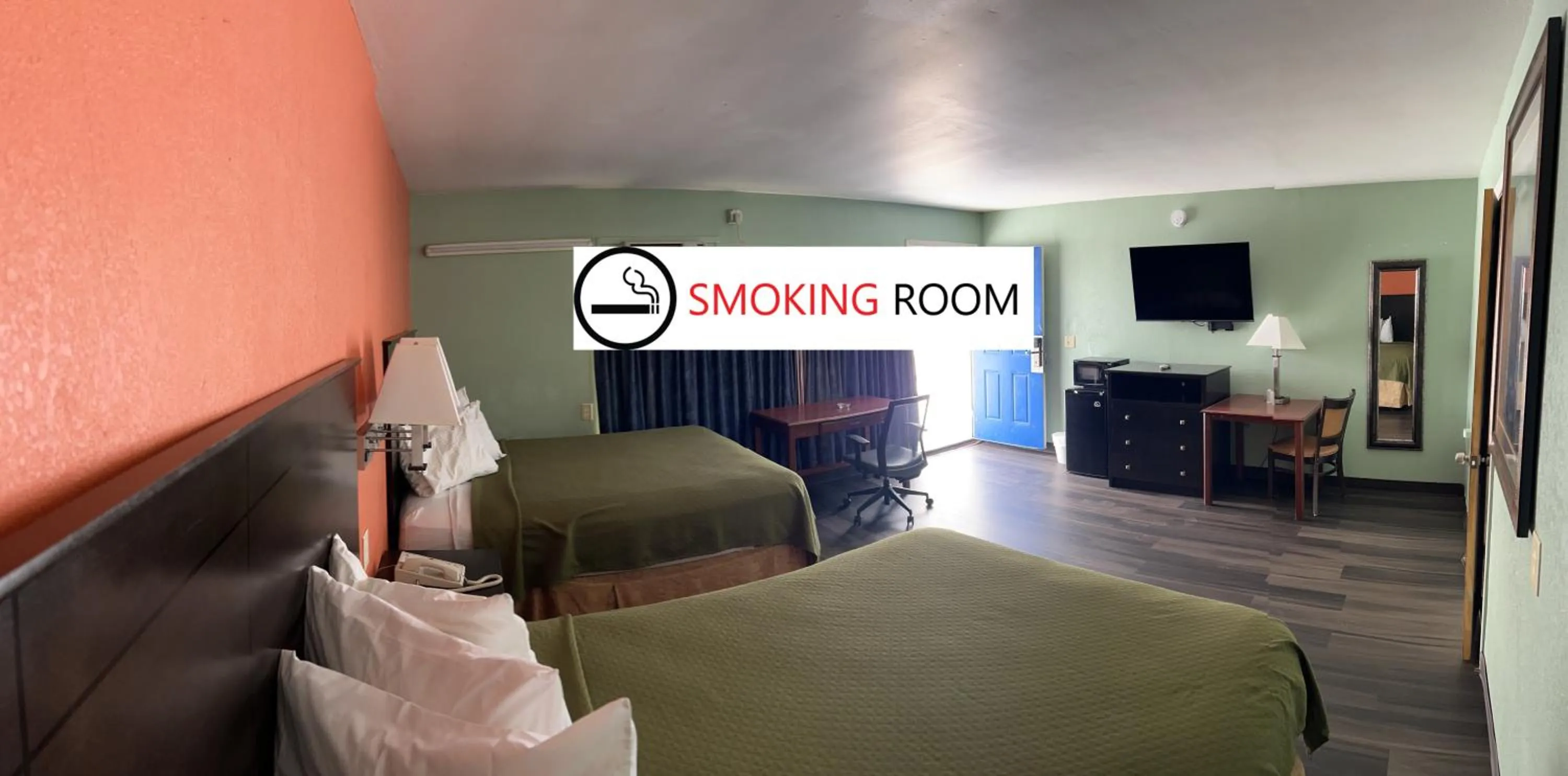 Bed in Town & Country Motel