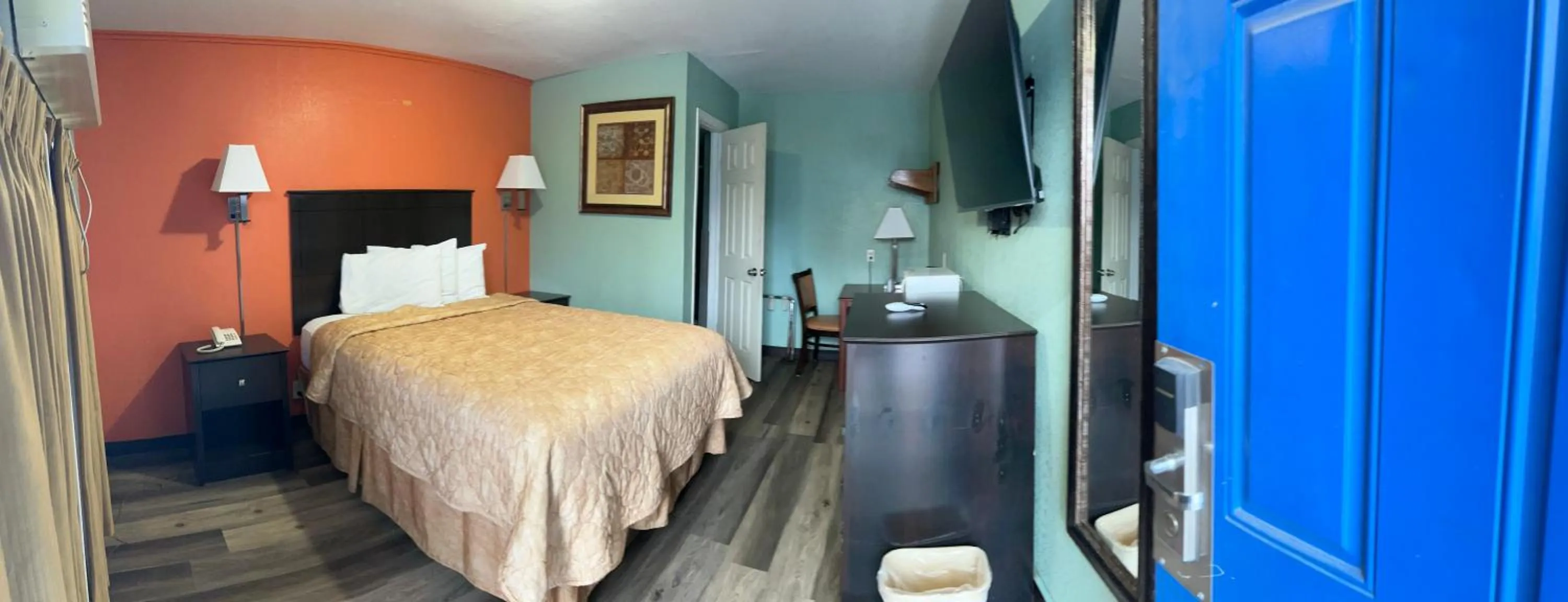 Bed in Town & Country Motel