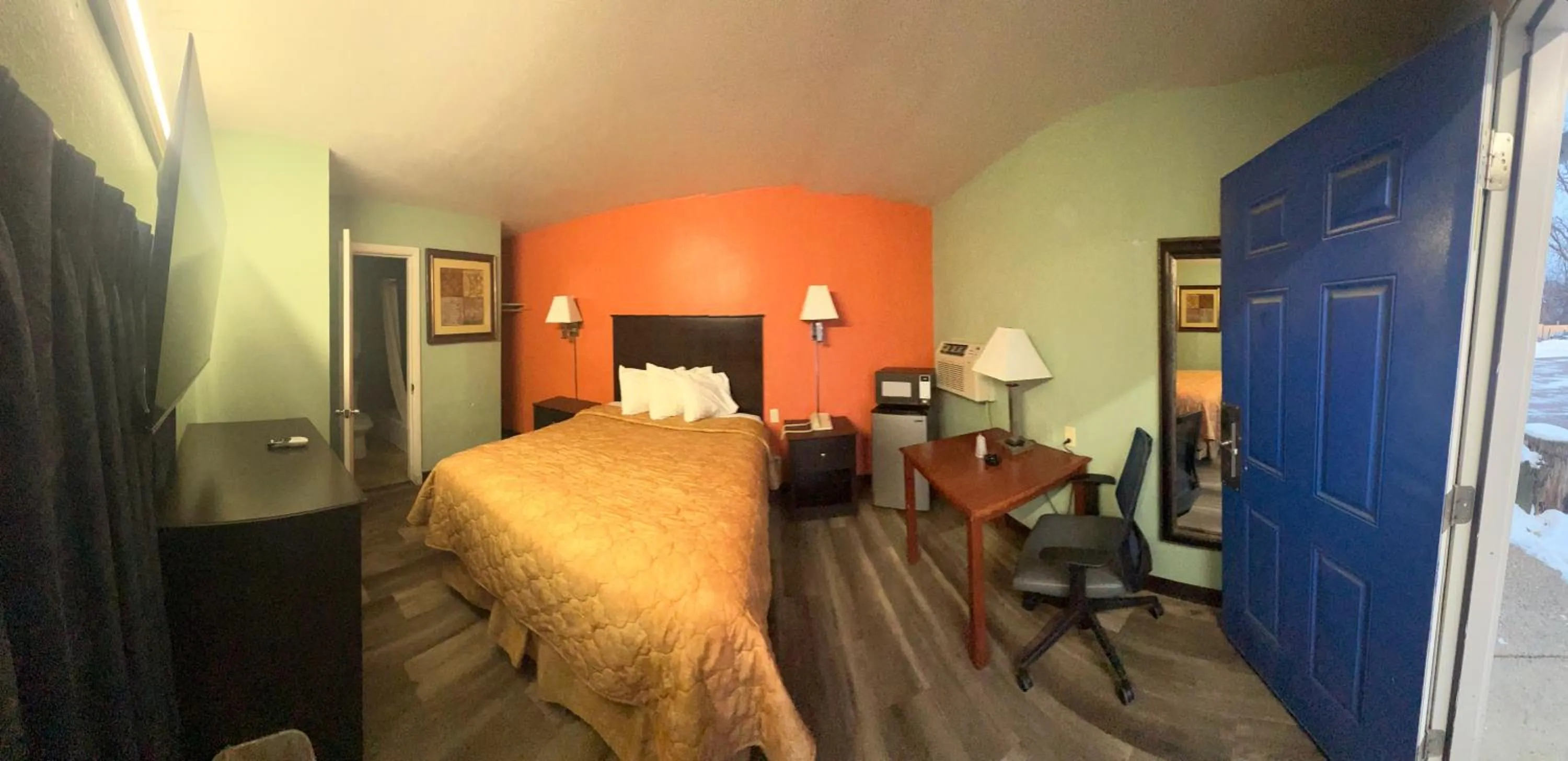 Bed in Town & Country Motel