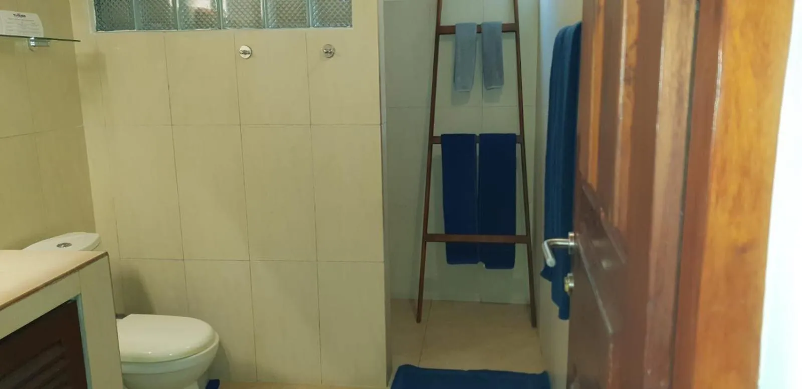 Toilet in Rockside Cabanas Hotel