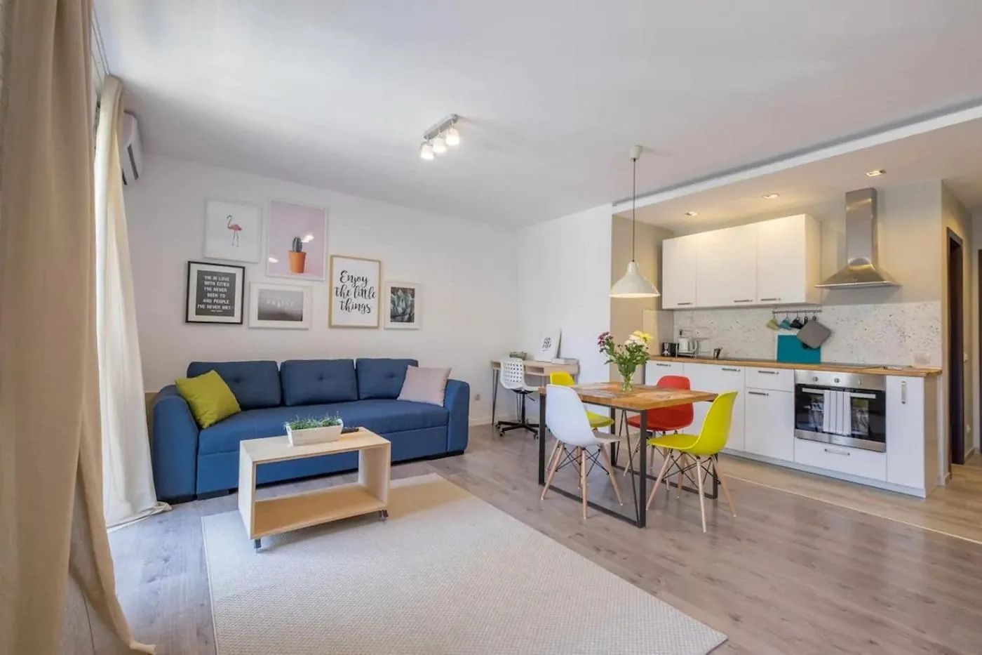 Quiet & airy modern apt. Top Centre Free Parking