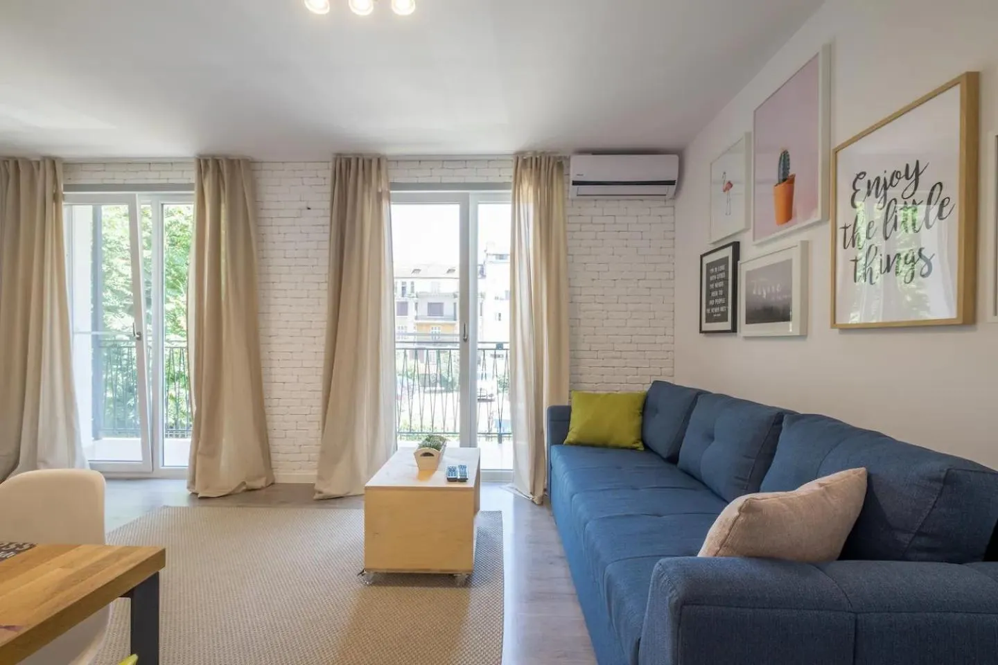 Quiet & airy modern apt. Top Centre Free Parking