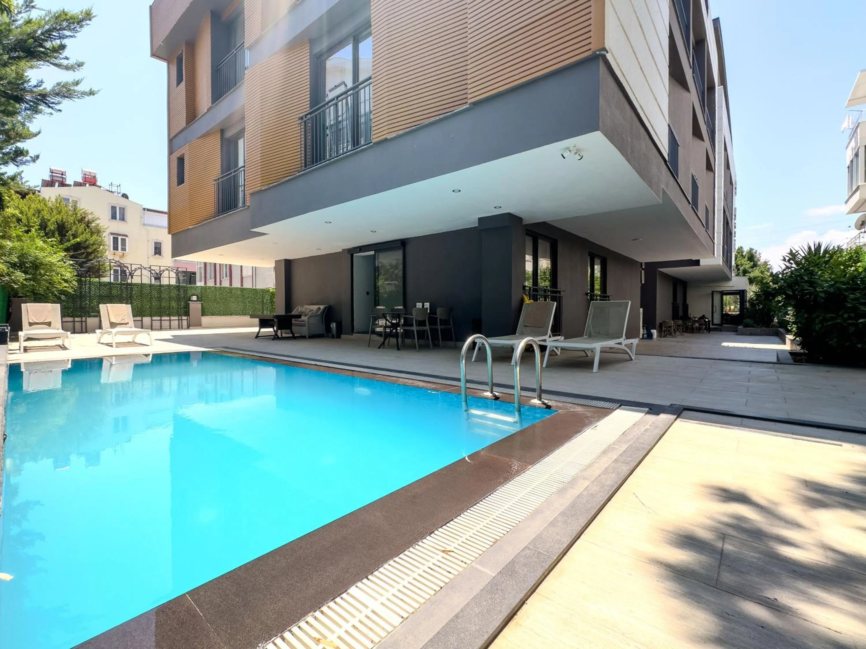 Swimming pool in Leaf River Suites
