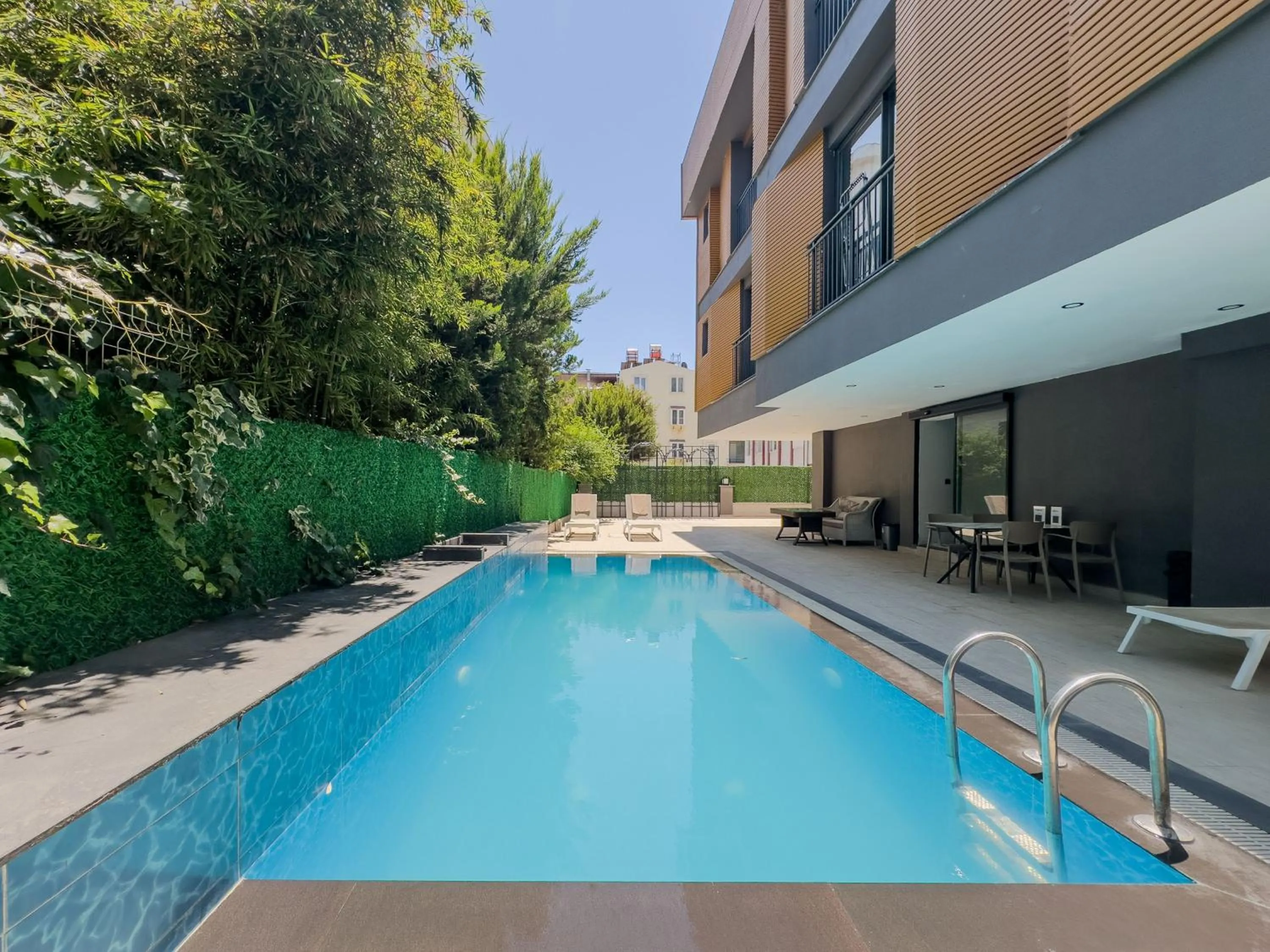 Swimming pool in Leaf River Suites