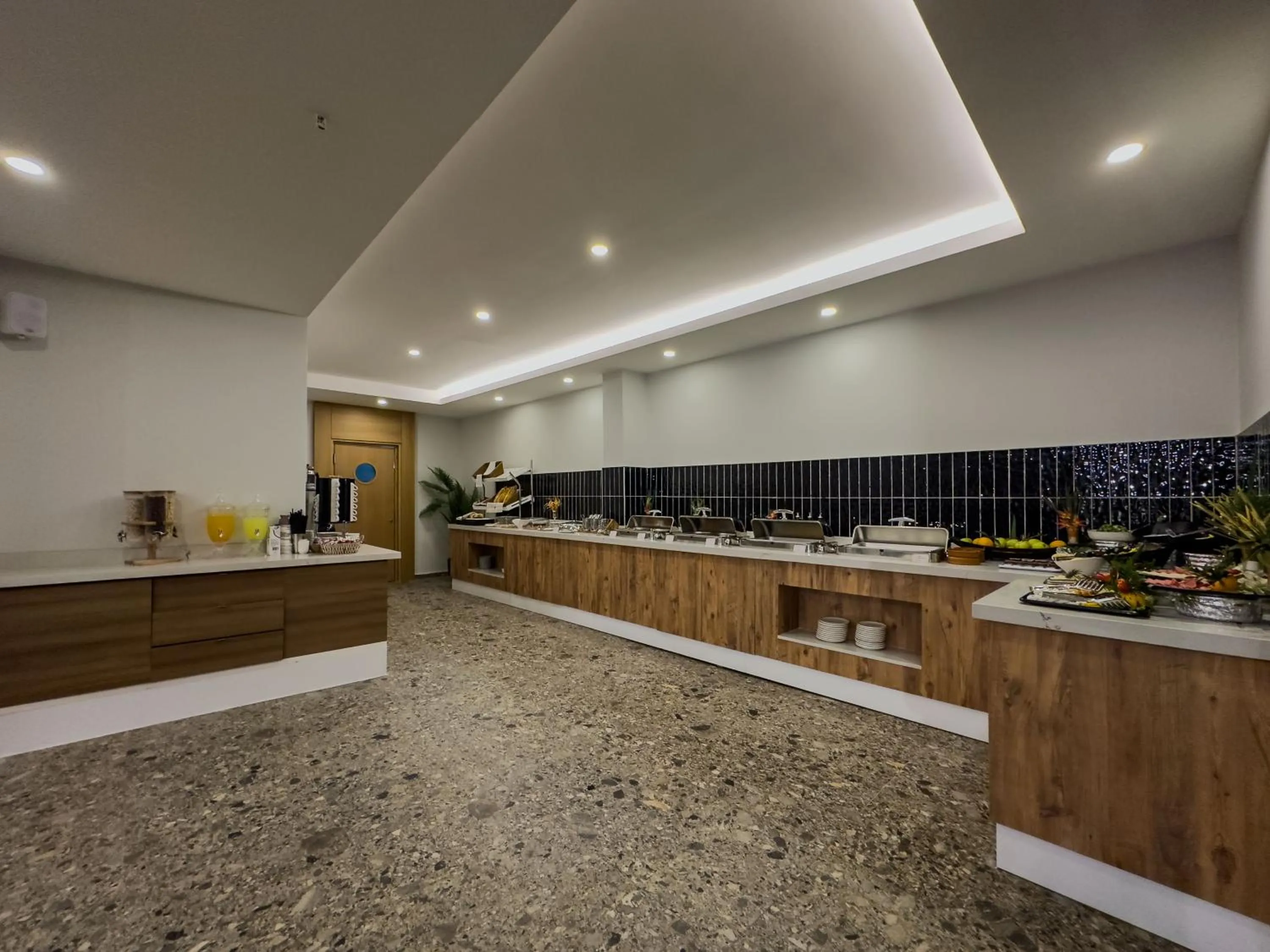 Restaurant/places to eat in Leaf River Suites