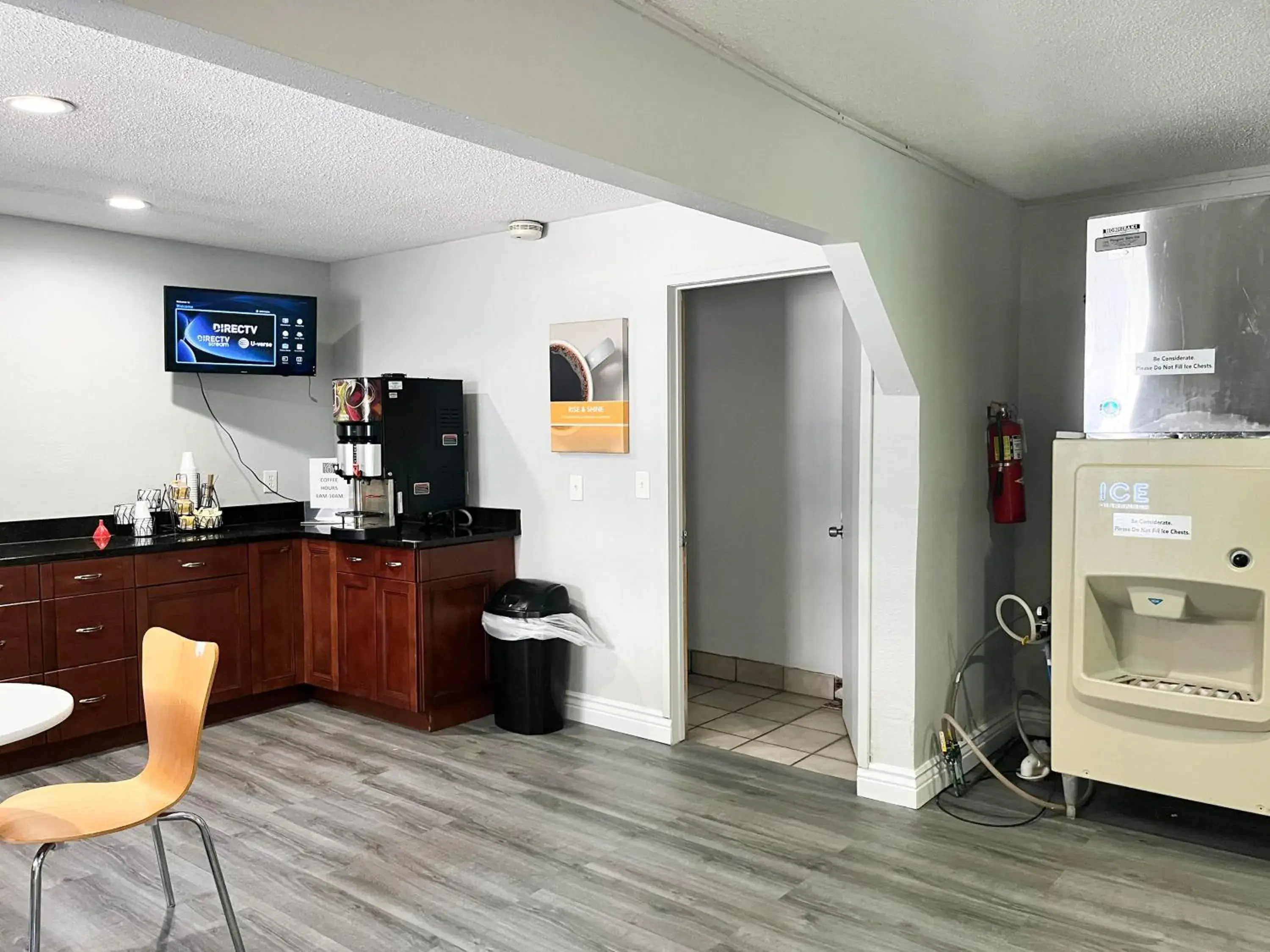 vending machine, TV/Entertainment Center in Studio 6 Suites Dayton, OH Englewood