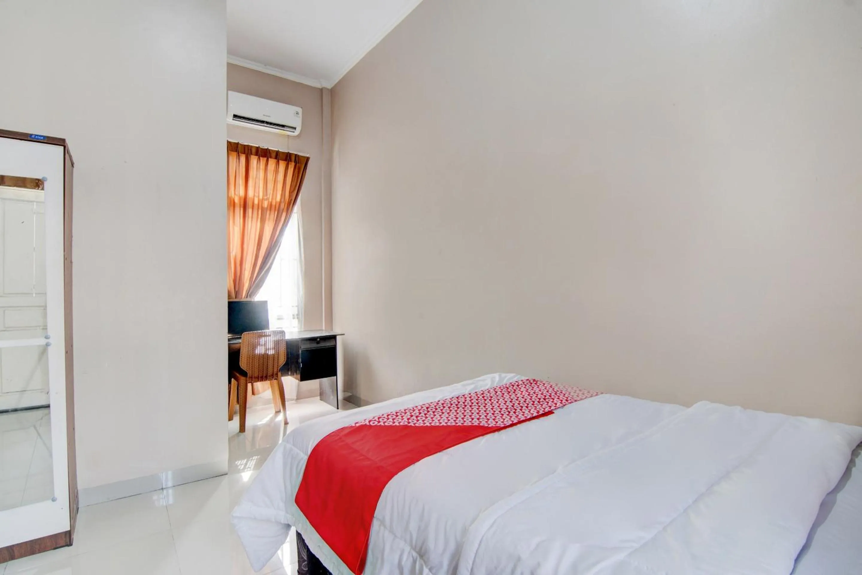Bedroom, Bed in OYO 92806 Penginapan Geby Syariah