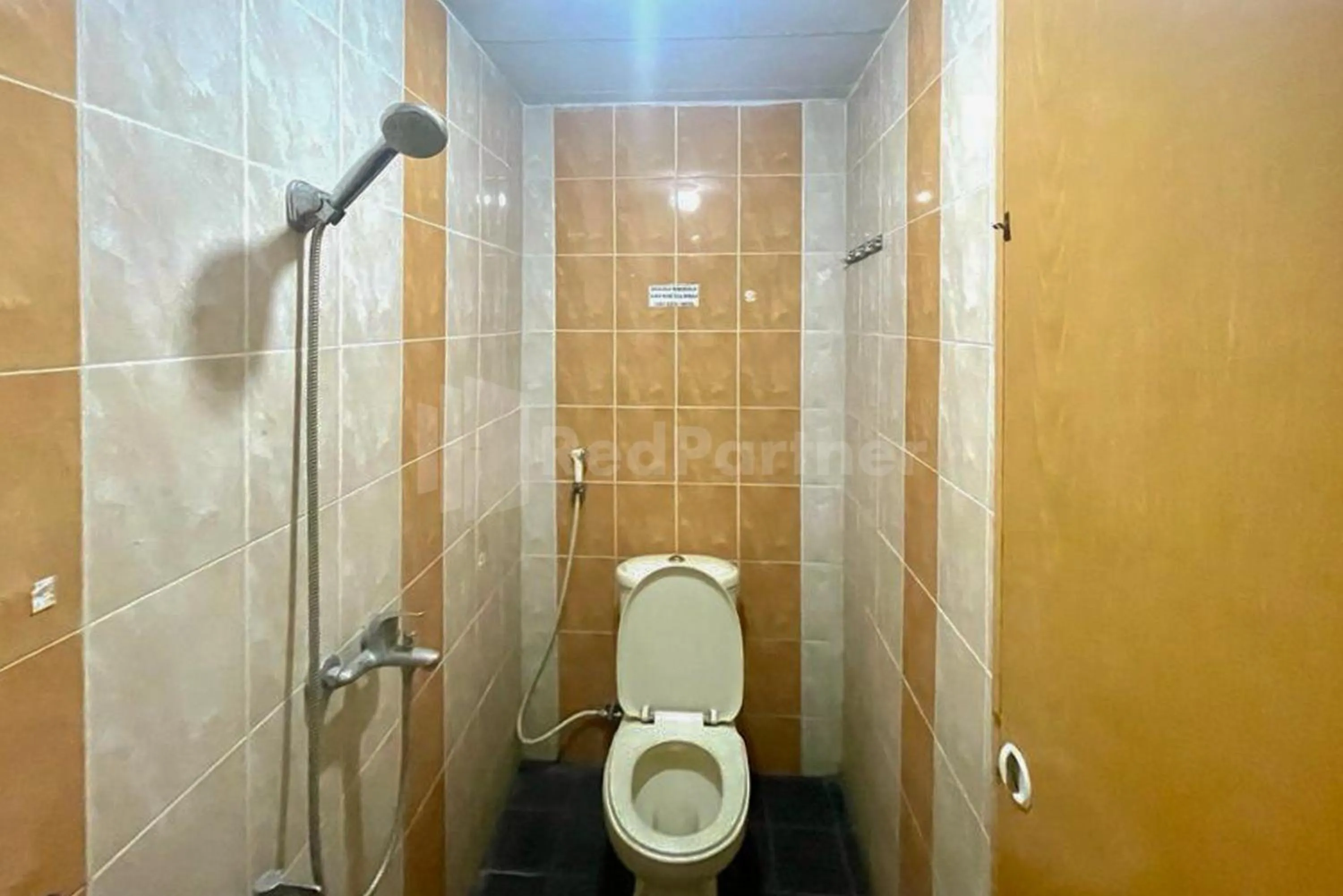 Bathroom in 889 Guesthouse RedPartner